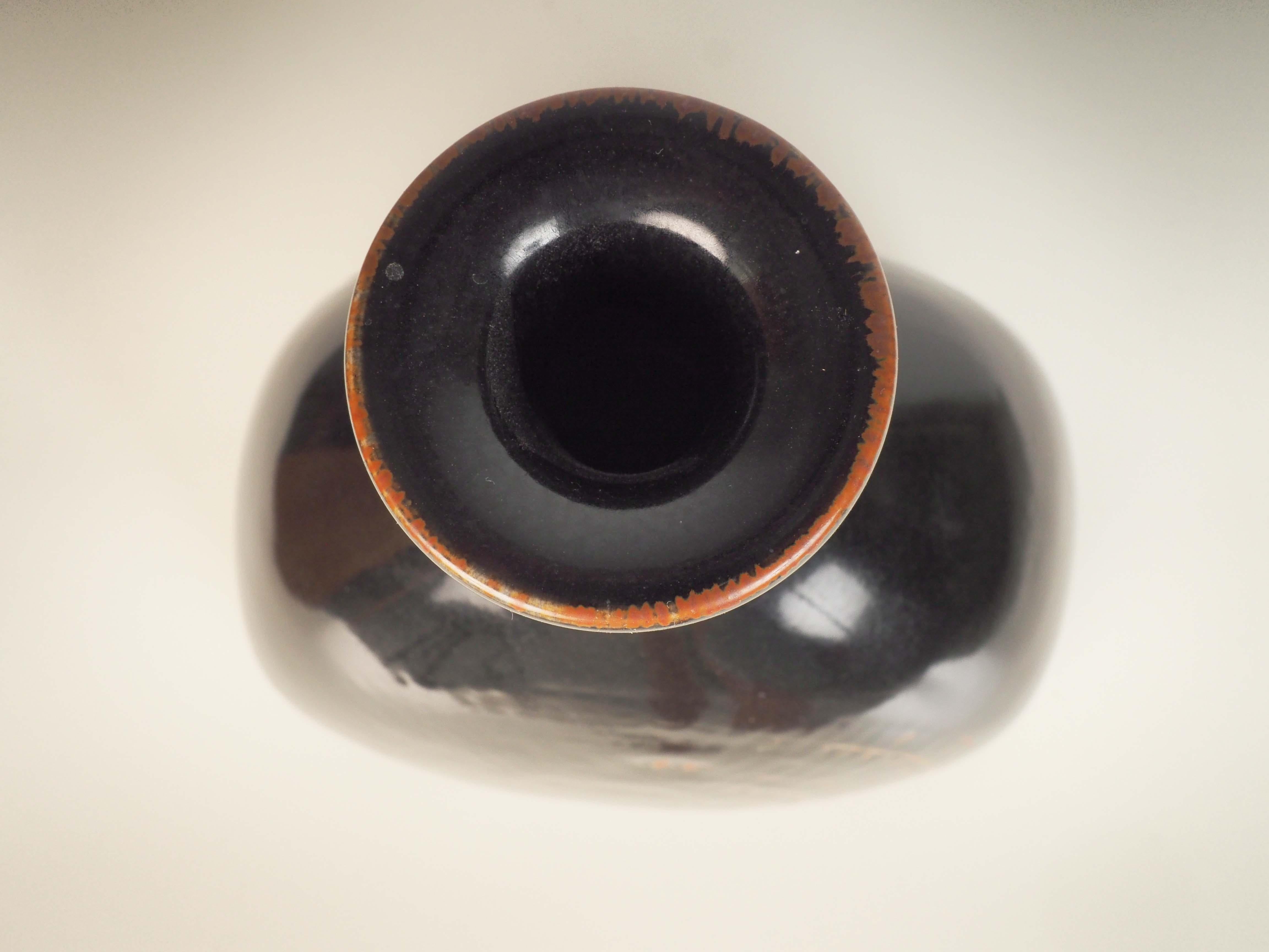 Vase aus Steingut, entworfen von Stig Lindberg im Gustavsbergs Studio, Schweden. Dieses Stück wurde 1970 hergestellt.
Die dunklere Glasur ist typisch für Lindbergs Arbeiten Ende der sechziger und Anfang der siebziger Jahre.