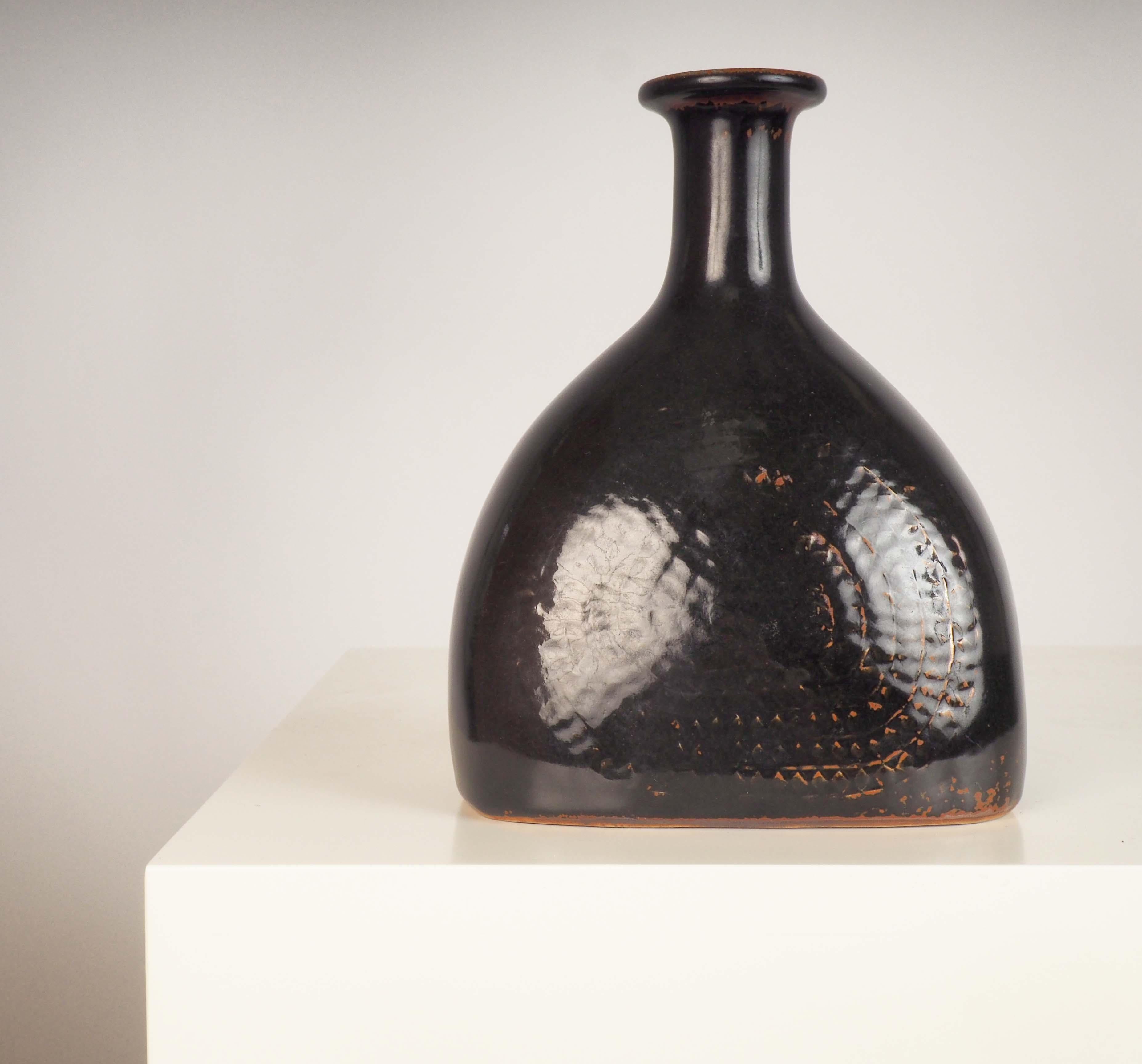 Vase aus Steingut, entworfen von Stig Lindberg für Gustavsbergs Studio, Schweden (Skandinavische Moderne) im Angebot