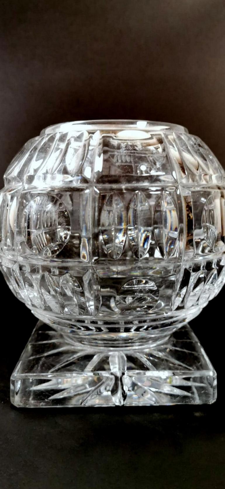 Sphere-shaped vase resting on a square base, its dimensions are well proportioned and lends itself to be used as a graceful and elegant ornament, for its execution it was used crystal with a percentage of lead of 30%; the high lead content, instead
