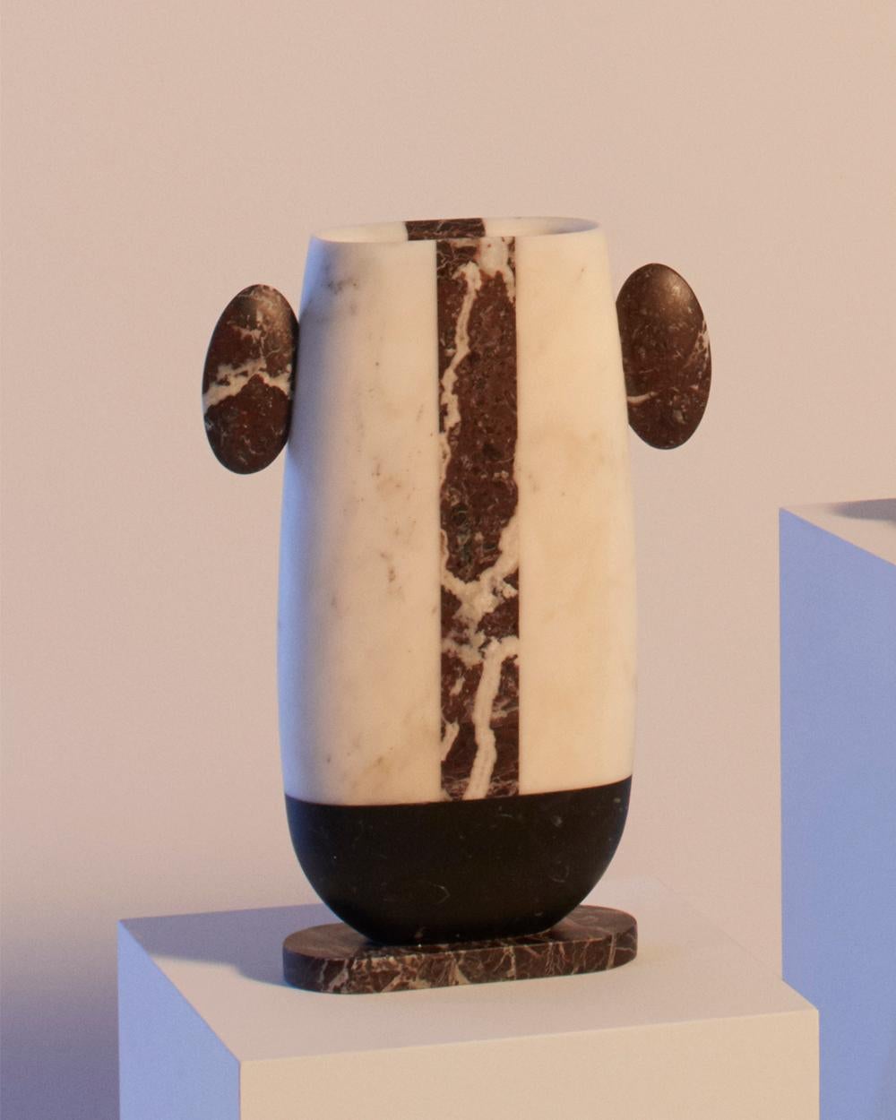 Moderne Vase moderne en marbres blancs, noirs et rouges, créateur Matteo Cibic en vente