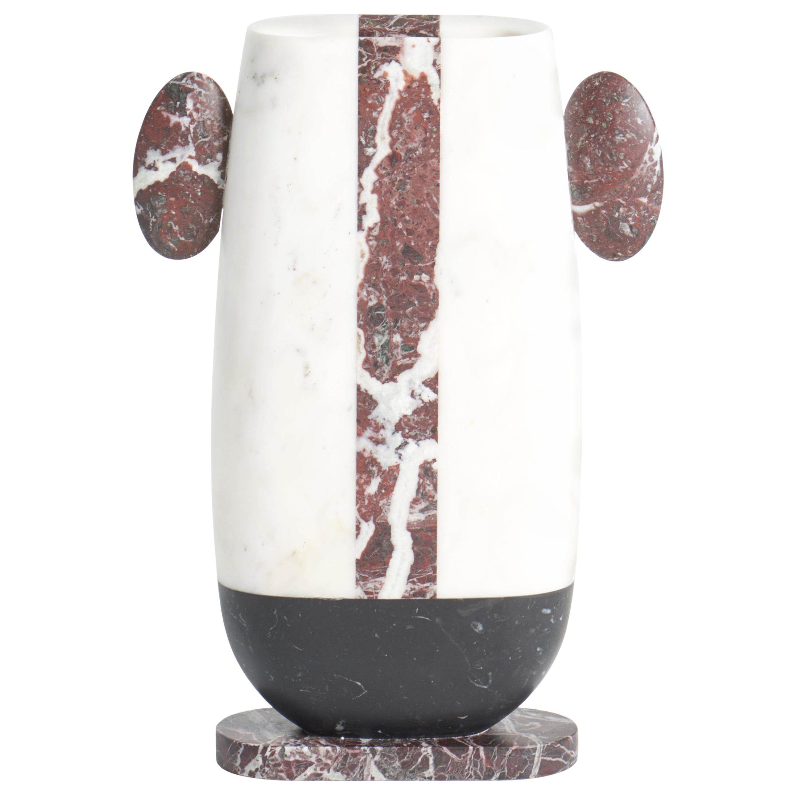 Vase moderne en marbres blancs, noirs et rouges, créateur Matteo Cibic Stock