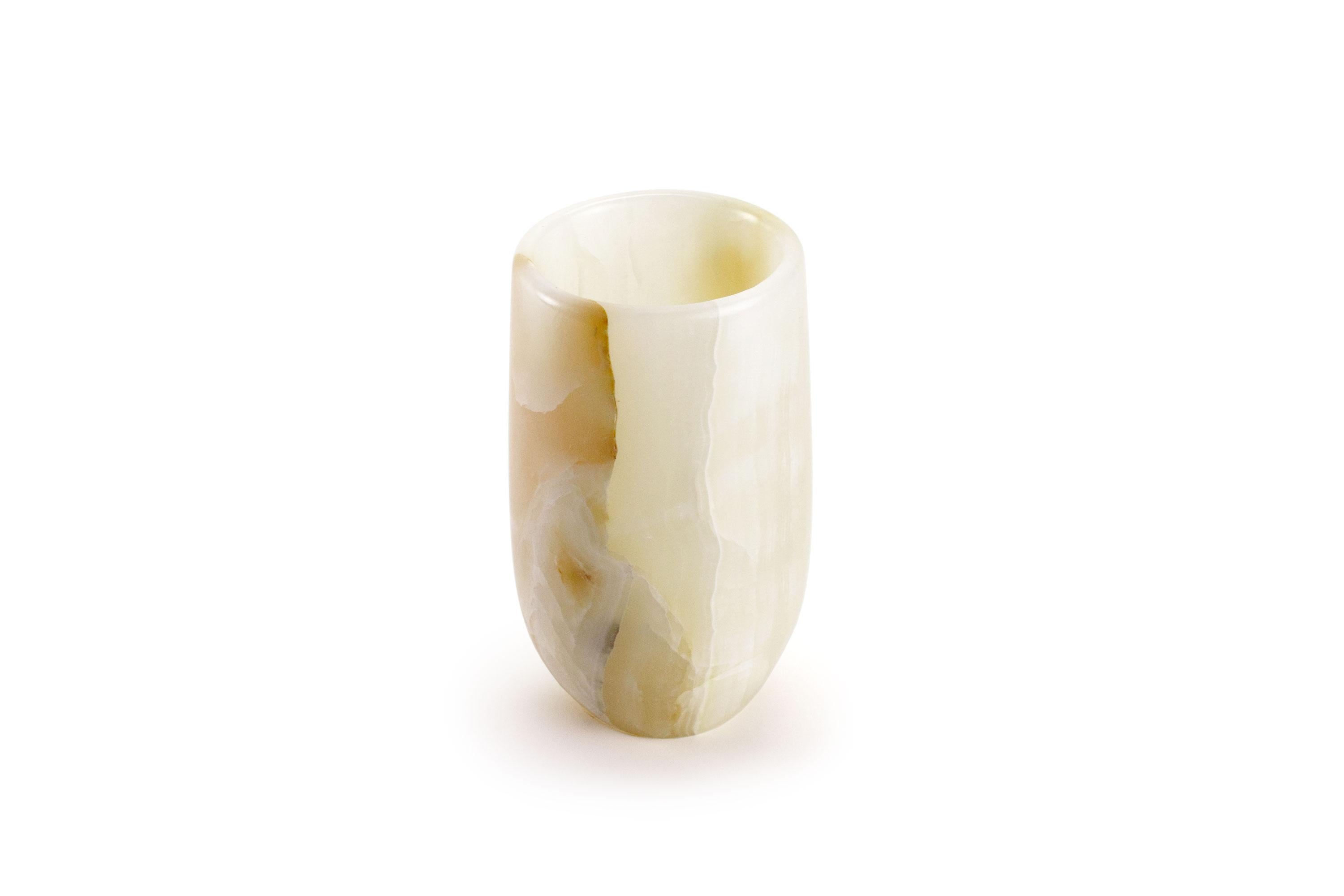 Moderne Vase décoratif en marbre onyx blanc sculpté à la main, Italie  en vente