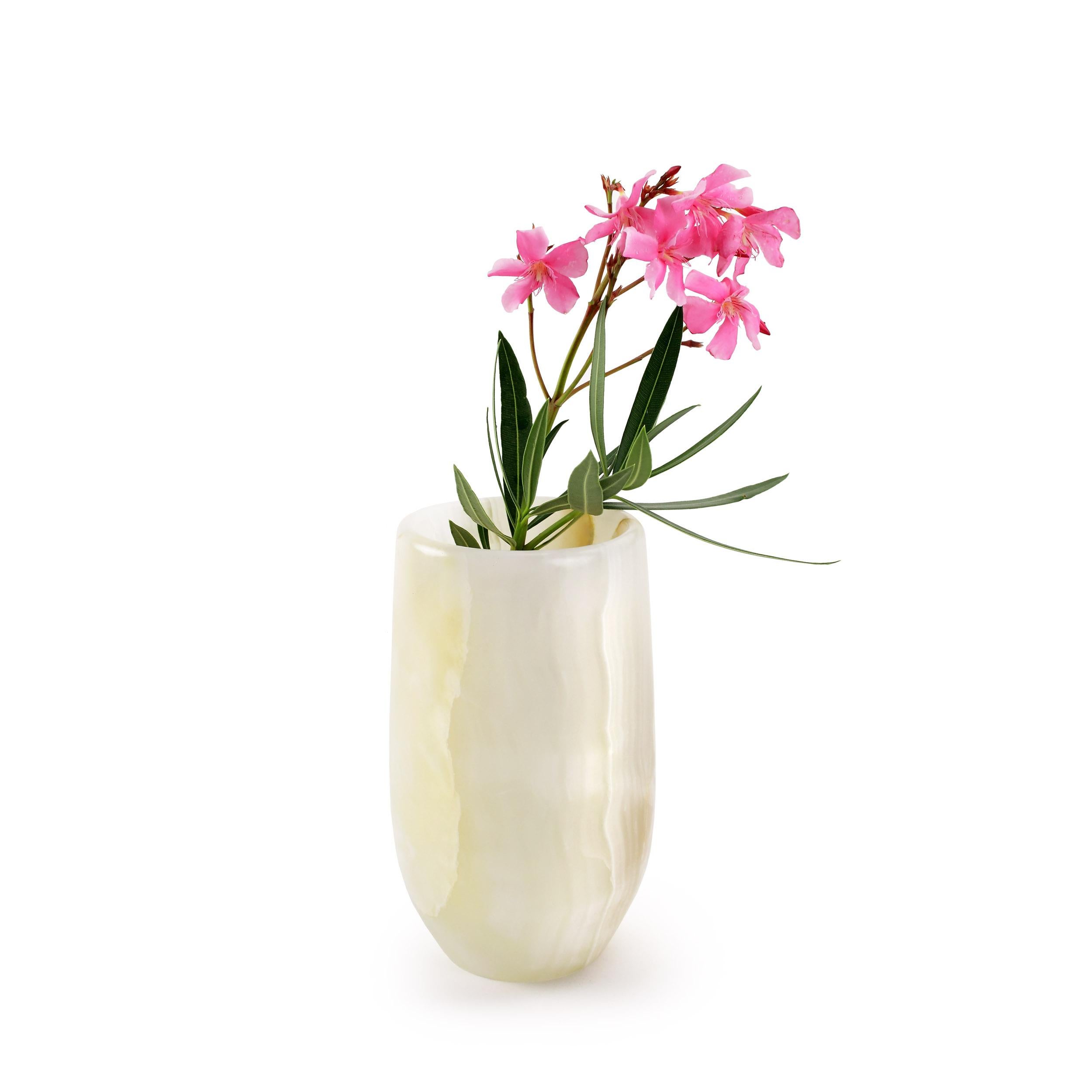 Luxueux petit vase sculpté à la main dans un bloc massif d'onyx blanc. 

Dimensions du vase : D 13, H 22 cm. La finition polie souligne la transparence de l'onyx, ce qui en fait un objet très précieux.
Disponible en différents marbres, onyx et