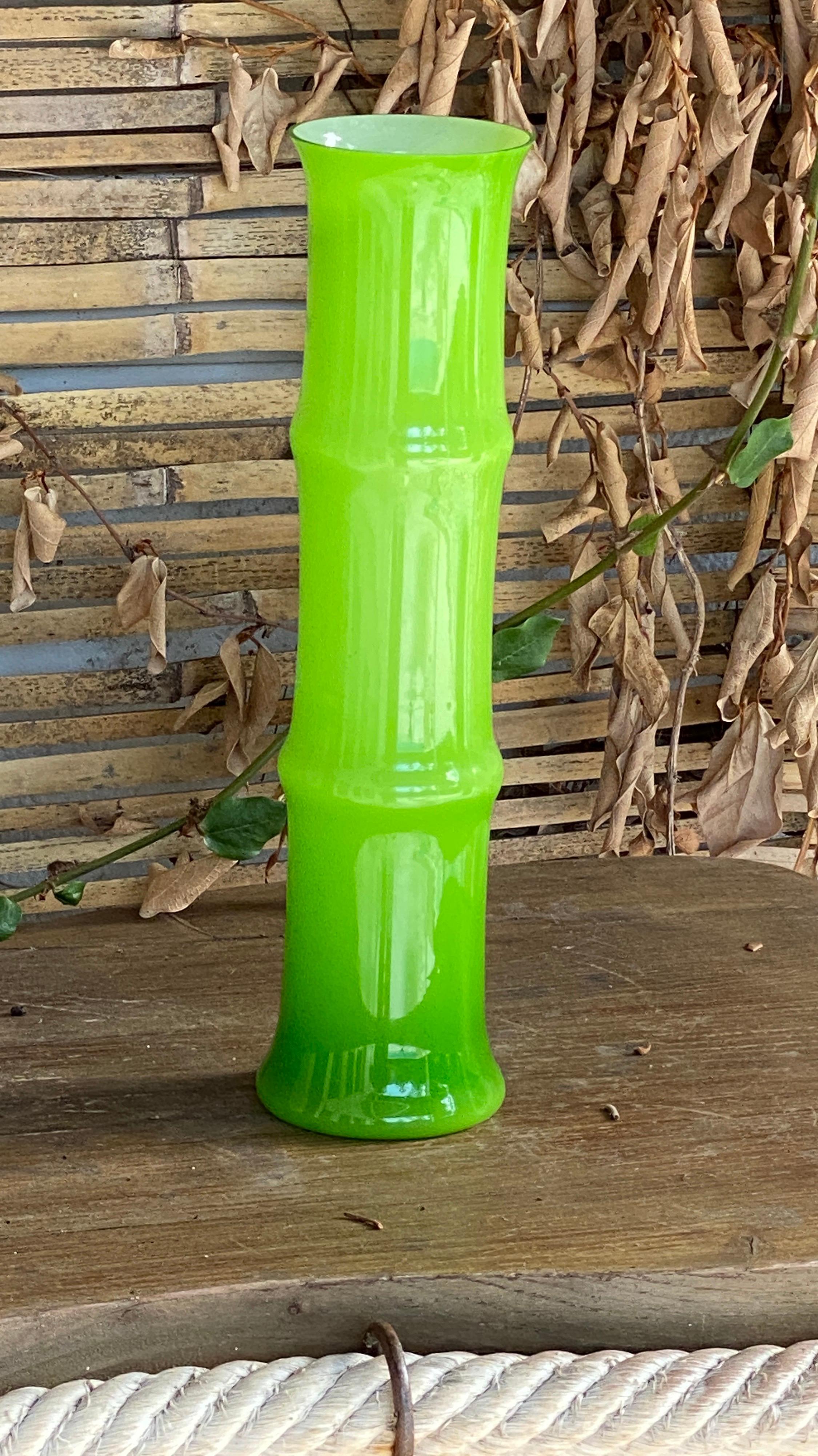 Vase aus weißem Opal, grüner Farbe, Italien, 1970 (Moderne der Mitte des Jahrhunderts) im Angebot