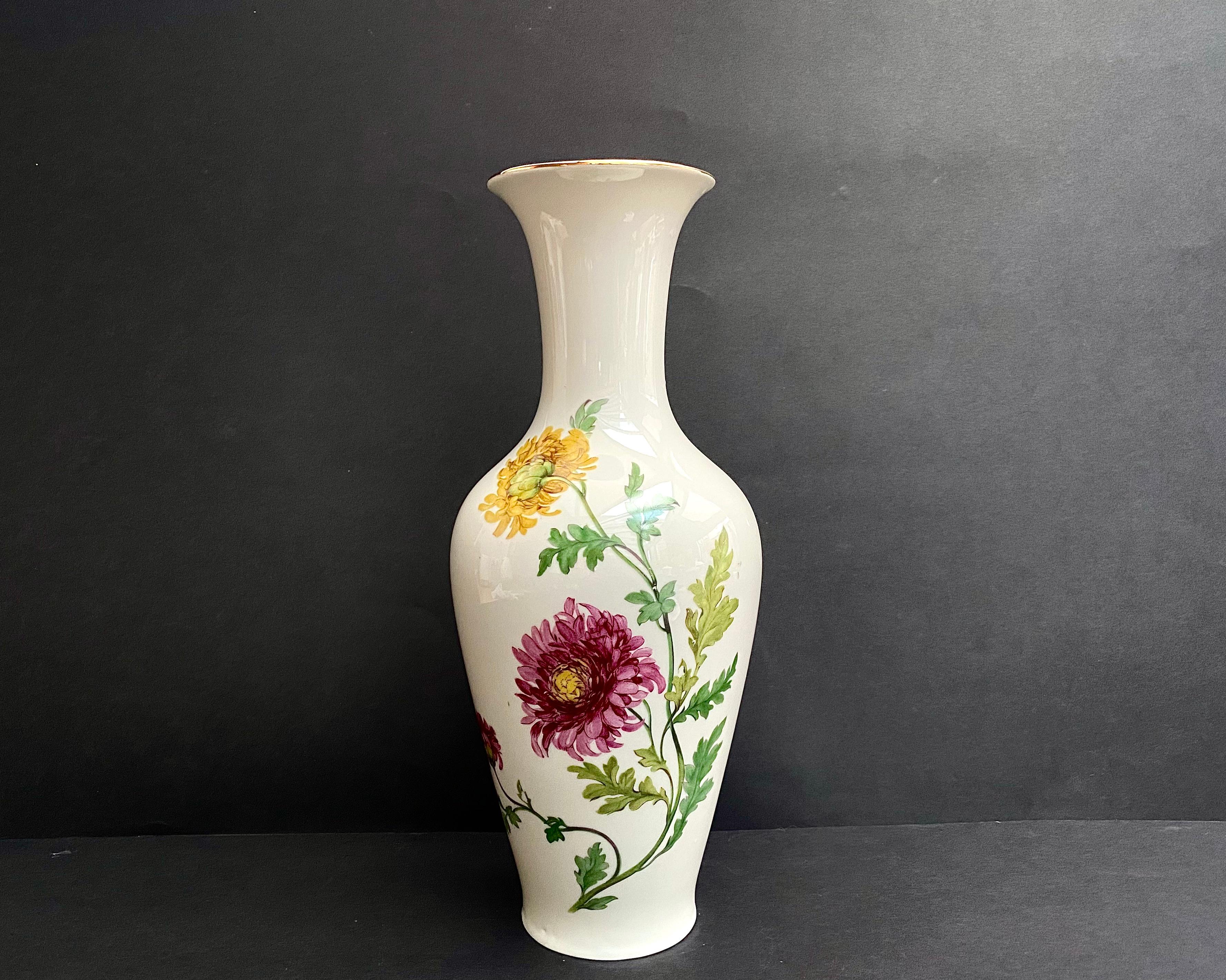 Vintage-Vase aus elfenbeinfarbenem Hartporzellan von ESCHENBACH BAVARIA Deutschland, 1950er Jahre.

Vollständig handgefertigt.

Handgemalte florale Überglasurmalerei.

Elfenbeinweißes, handgefertigtes Porzellan, traditionelle Form, helles Aussehen