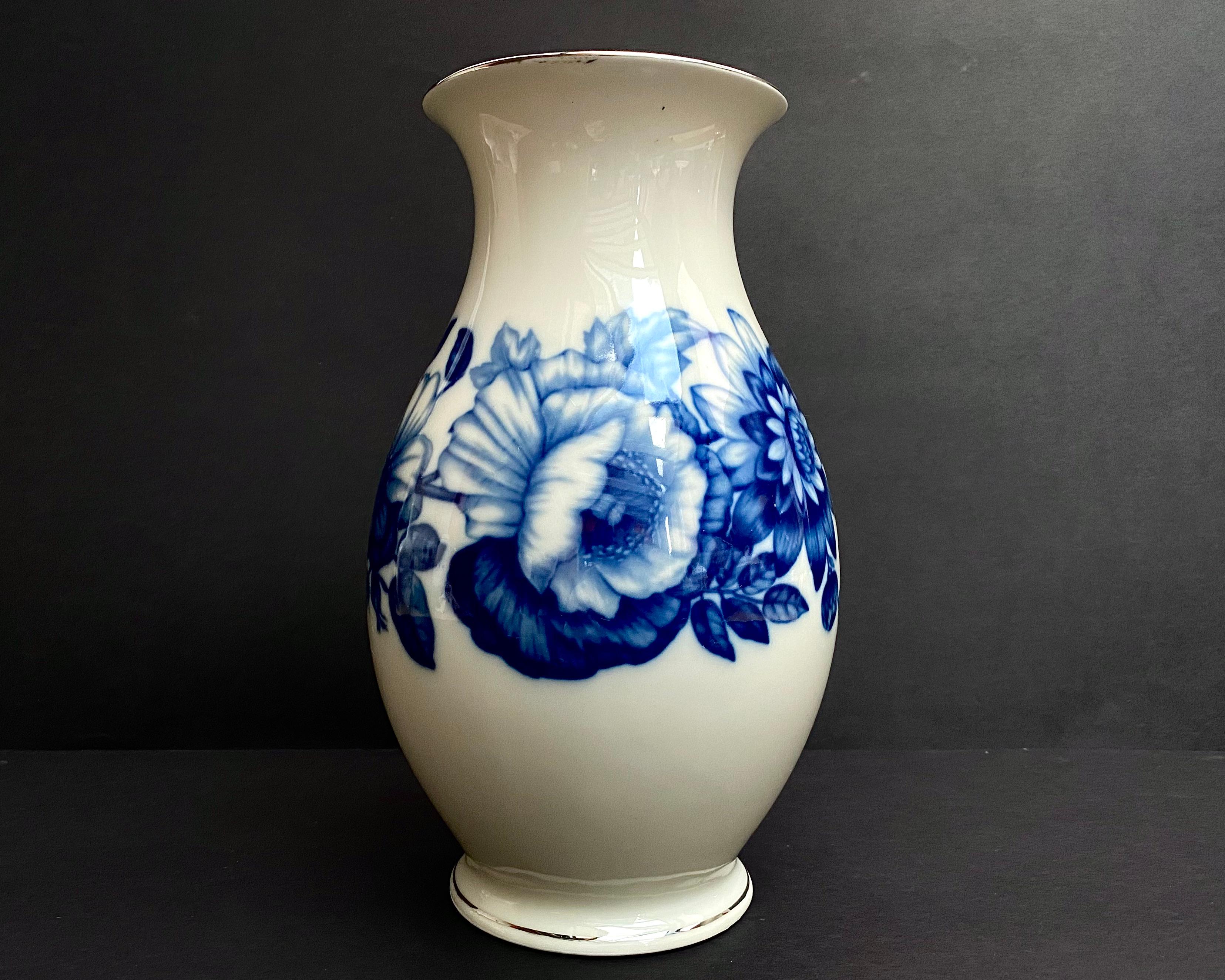 Vintage porcelain vase for flowers.

A true example of grace and elegant style from the best German craftsmen of the KPM manufactory, 1950s.

Suitable for decorating various rooms, such as bedroom, living room or kitchen.

Its laconic appearance and