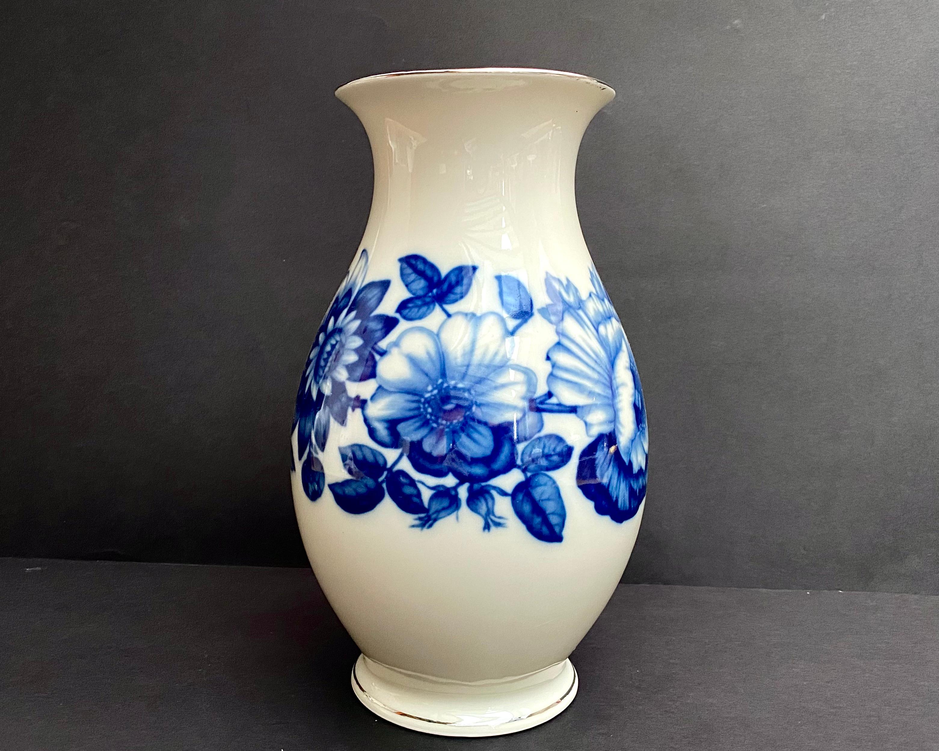 Vase Ivory White Porcelain Vase KPM BAVARIA German Porcelain 50s In Excellent Condition For Sale In Bastogne, BE