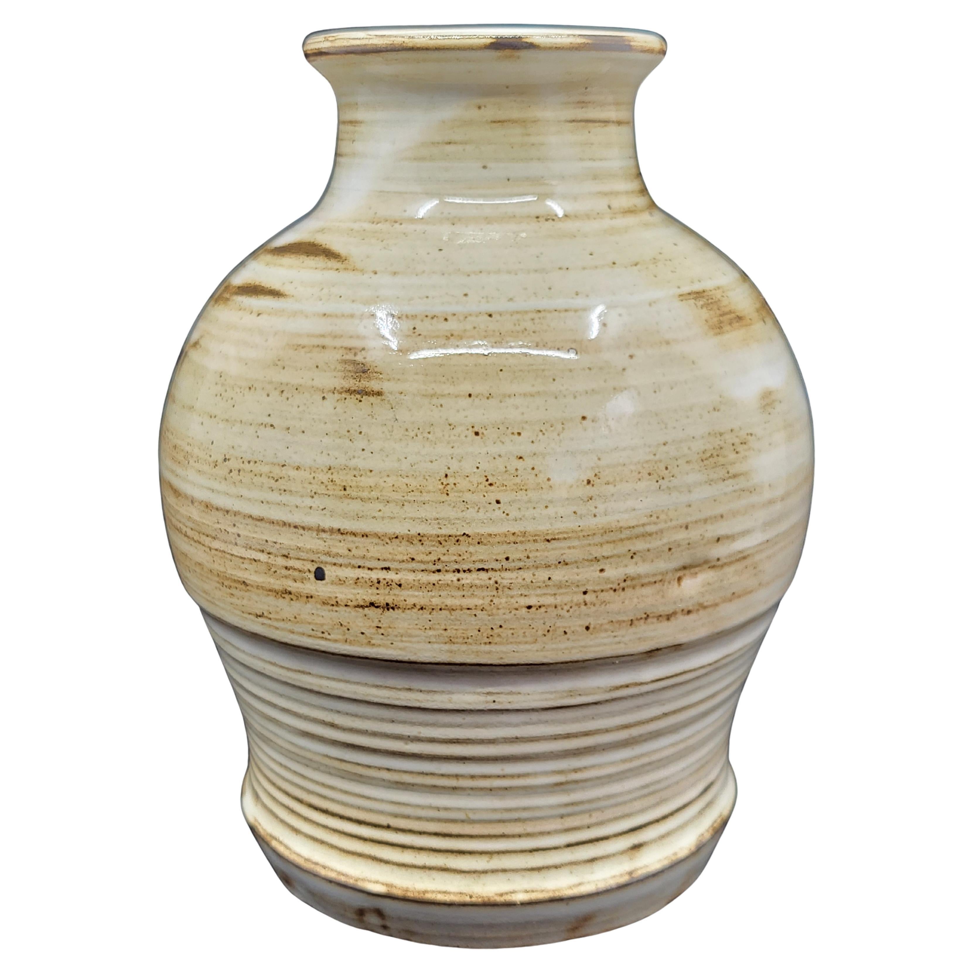 Il vaso di Jacques Pouchain, emesso dall'Atelier Dieulefit, rappresenta un pezzo emblematico della céramique francese degli anni 1960. Realizzato in grigio beige emaillé, questo oggetto testimonia il talento unico di Pouchain, che ha saputo