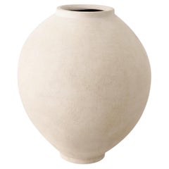 Vase, JAR, grand pot en terre cuite de couleur sable, 21e siècle.