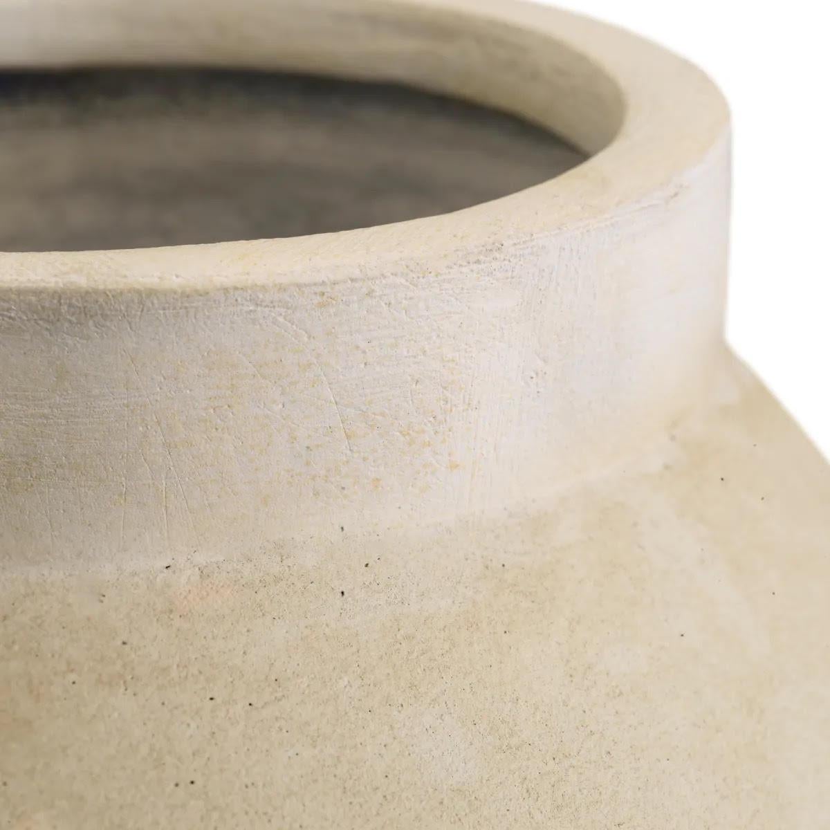 Francese Vaso, vaso, terracotta color sabbia, XXI secolo. in vendita