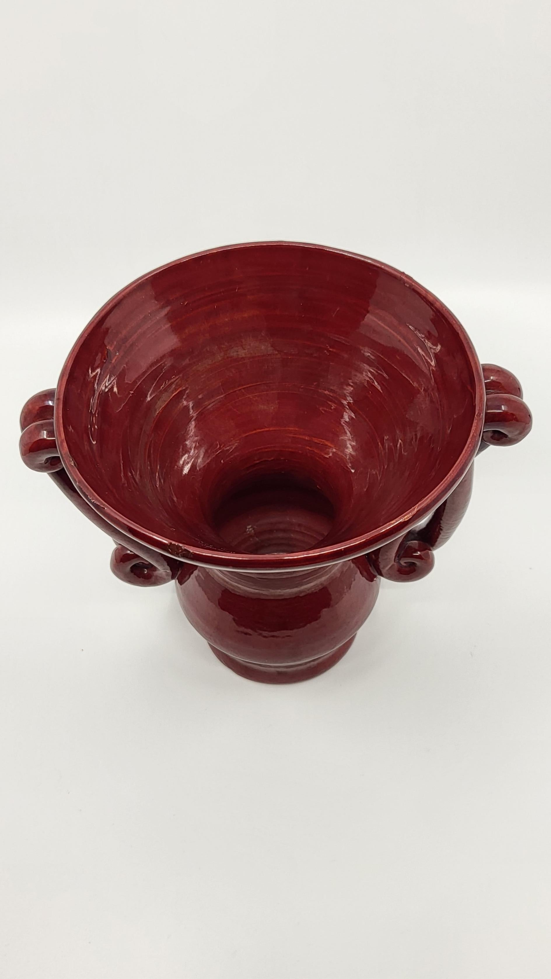 Vase à oreilles Jean Austruy en céramique rouge émaillée, Français, 1950 vintage Esmaltado en venta
