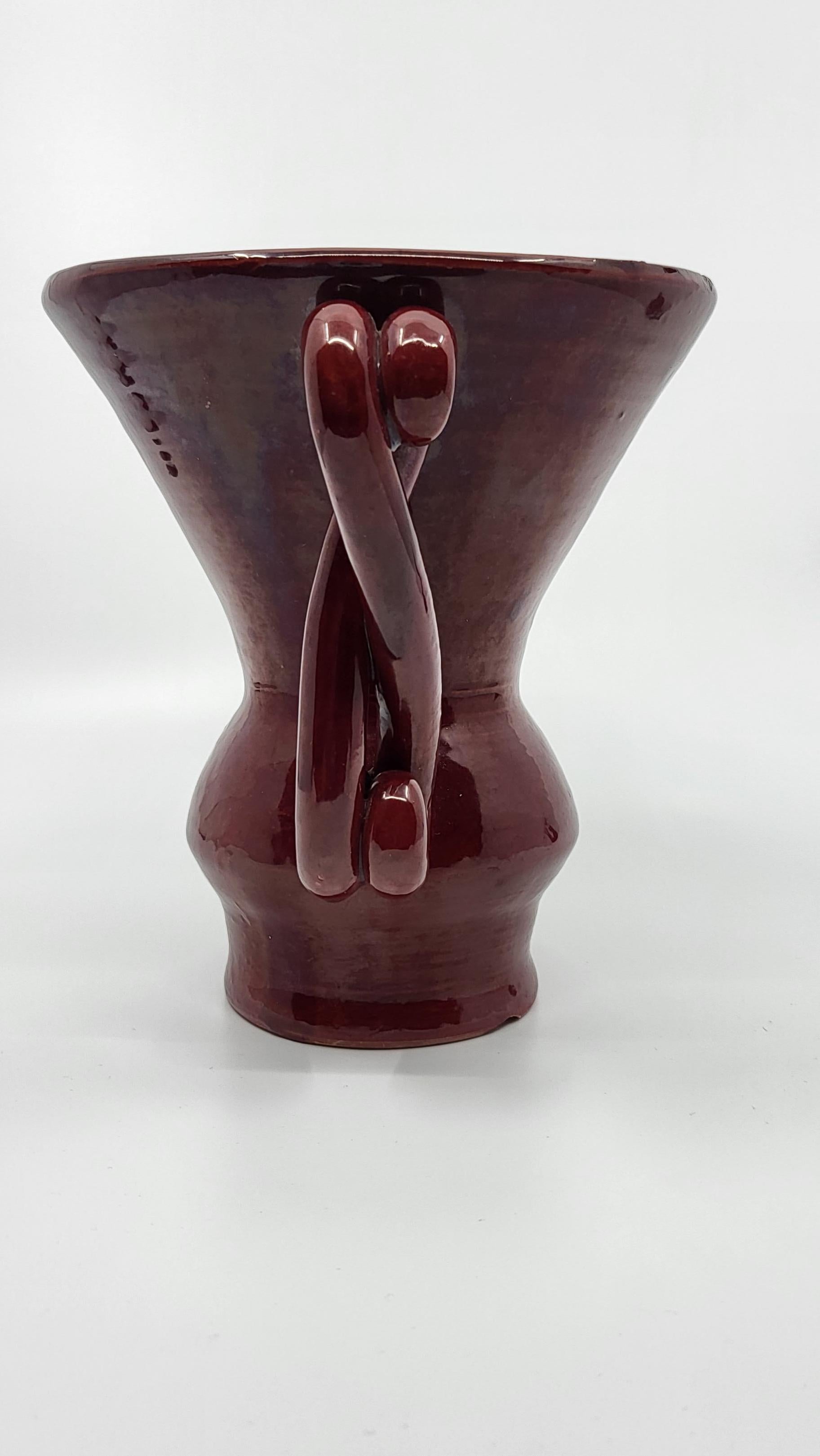 Vase à oreilles Jean Austruy en céramique rouge émaillée, Français, 1950 vintage en Bueno estado para la venta en AIX-LES-BAINS, FR