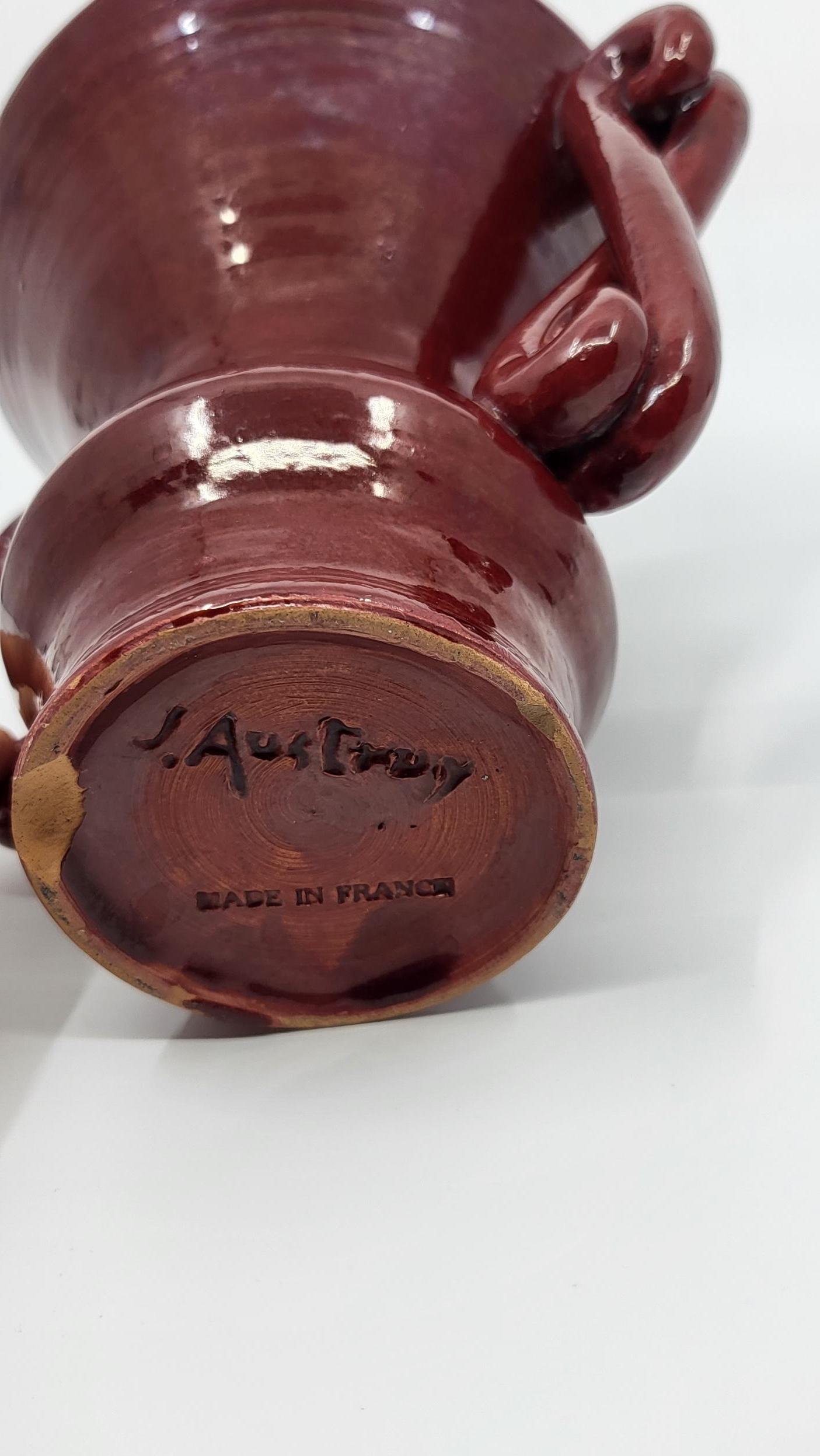 Vase à oreilles Jean Austruy en céramique rouge émaillée, Français, 1950 vintage In Good Condition For Sale In AIX-LES-BAINS, FR