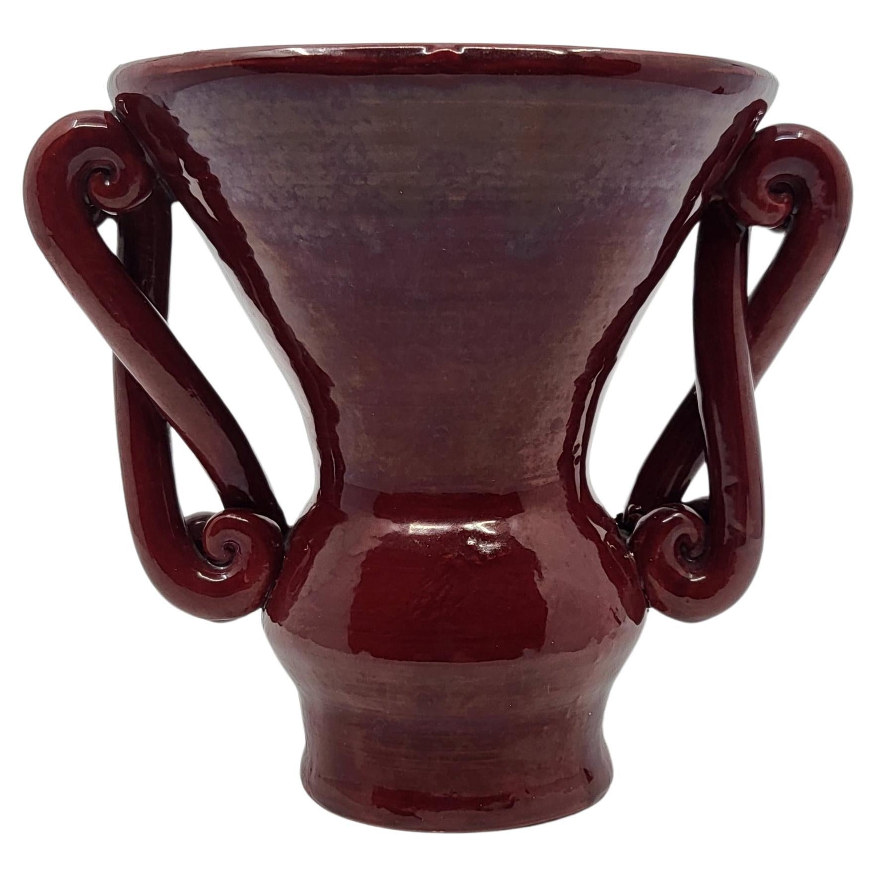 Vase à oreilles Jean Austruy en céramique rouge émaillée, Français, 1950 vintage en venta