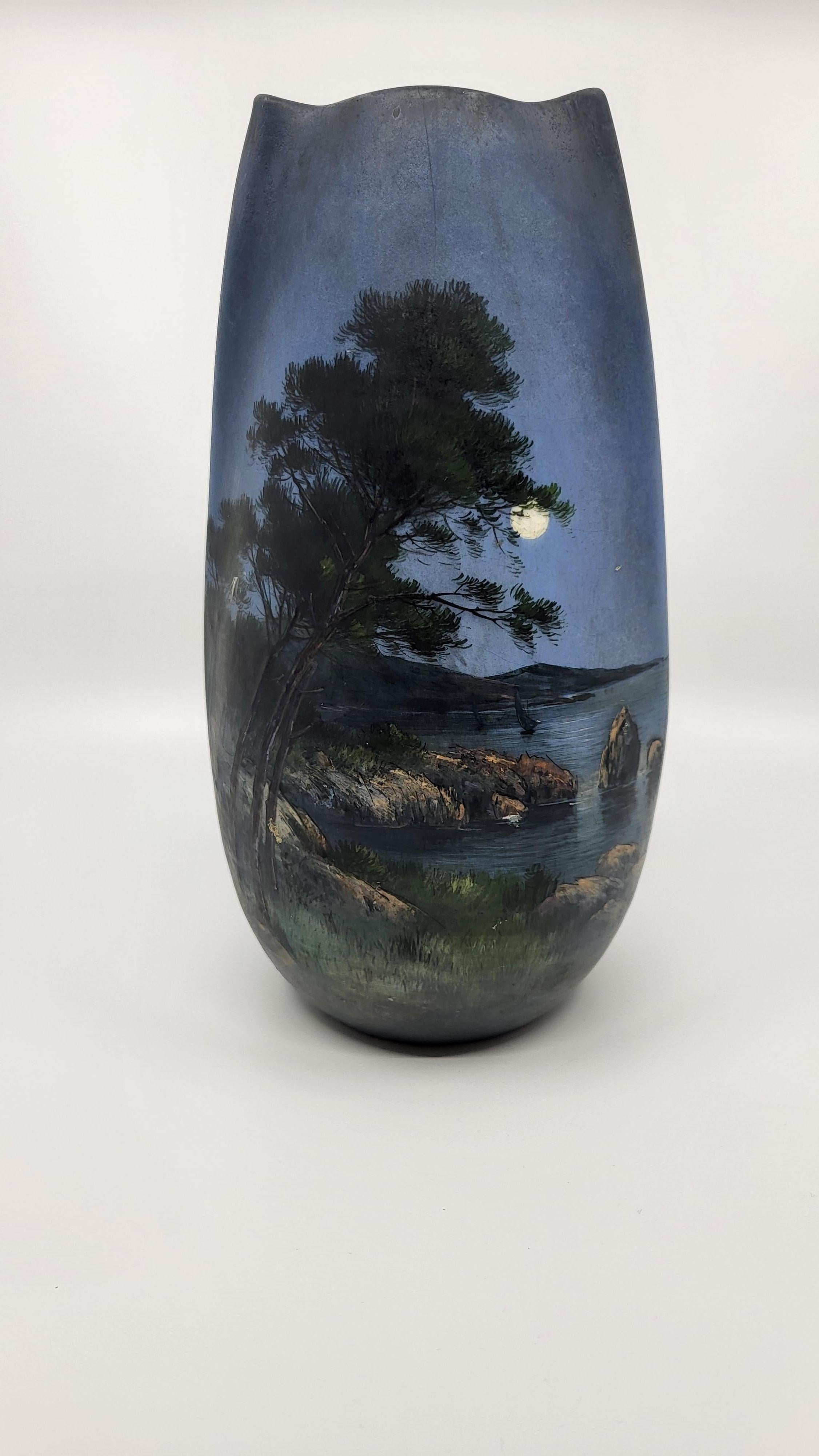 Vase Jérôme Massier (1820-1909)
Décor émaillé, produit avant 1900.
Les lettres AM signifient Alpes Maritimes donc le vase fut produit dans son atelier de GOLFES-JUAN, et de la main de Jérôme Massier. Une belle lune lumineuse est dessinée ne pas