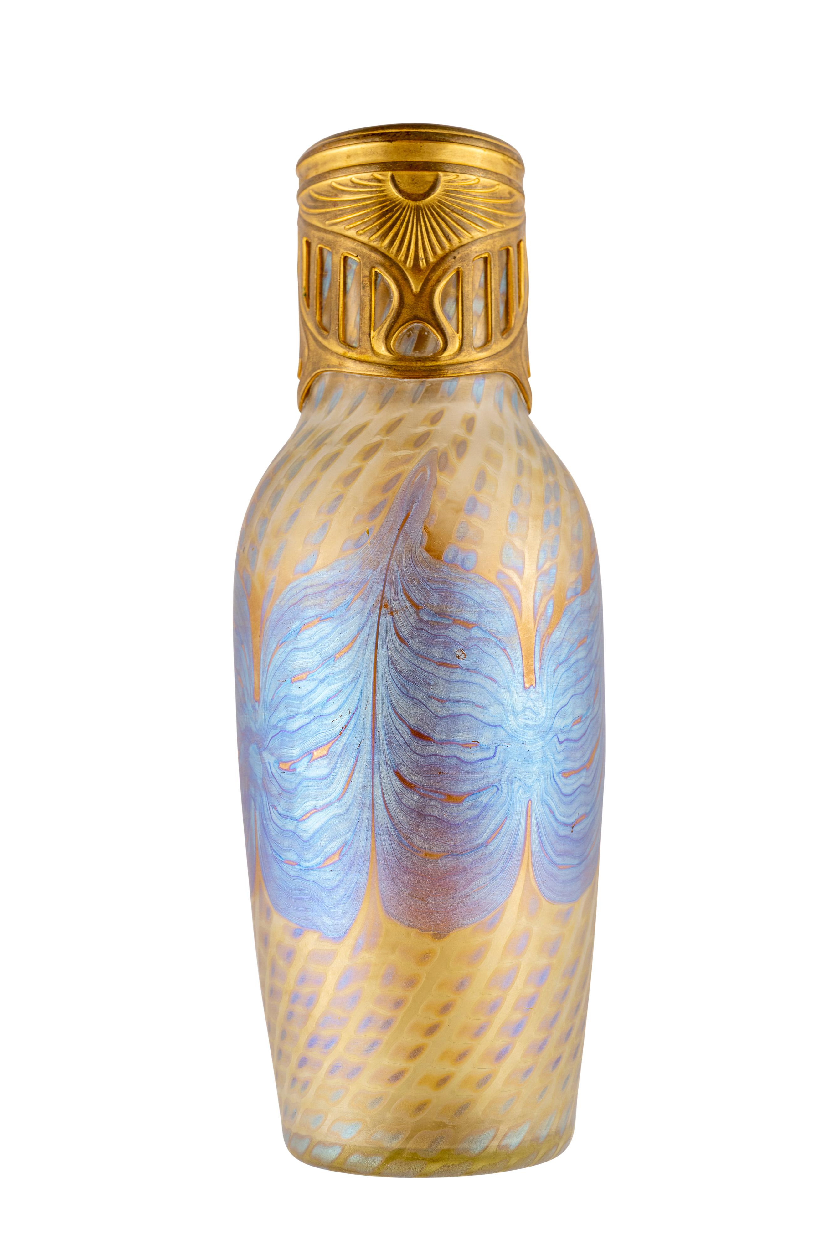 Vaso con montatura in metallo, Johann Loetz Witwe, decorazione non identificata, montatura Argentor-Werke Rust & Hetzel Wien, 1902 ca.

Bib.: Dr. Waltraud Neuwirth (ed.), Argentor-Werke Rust & Hetzel, Wien. Metallwaren-Fabriken, Musterbuch Nr. 13,