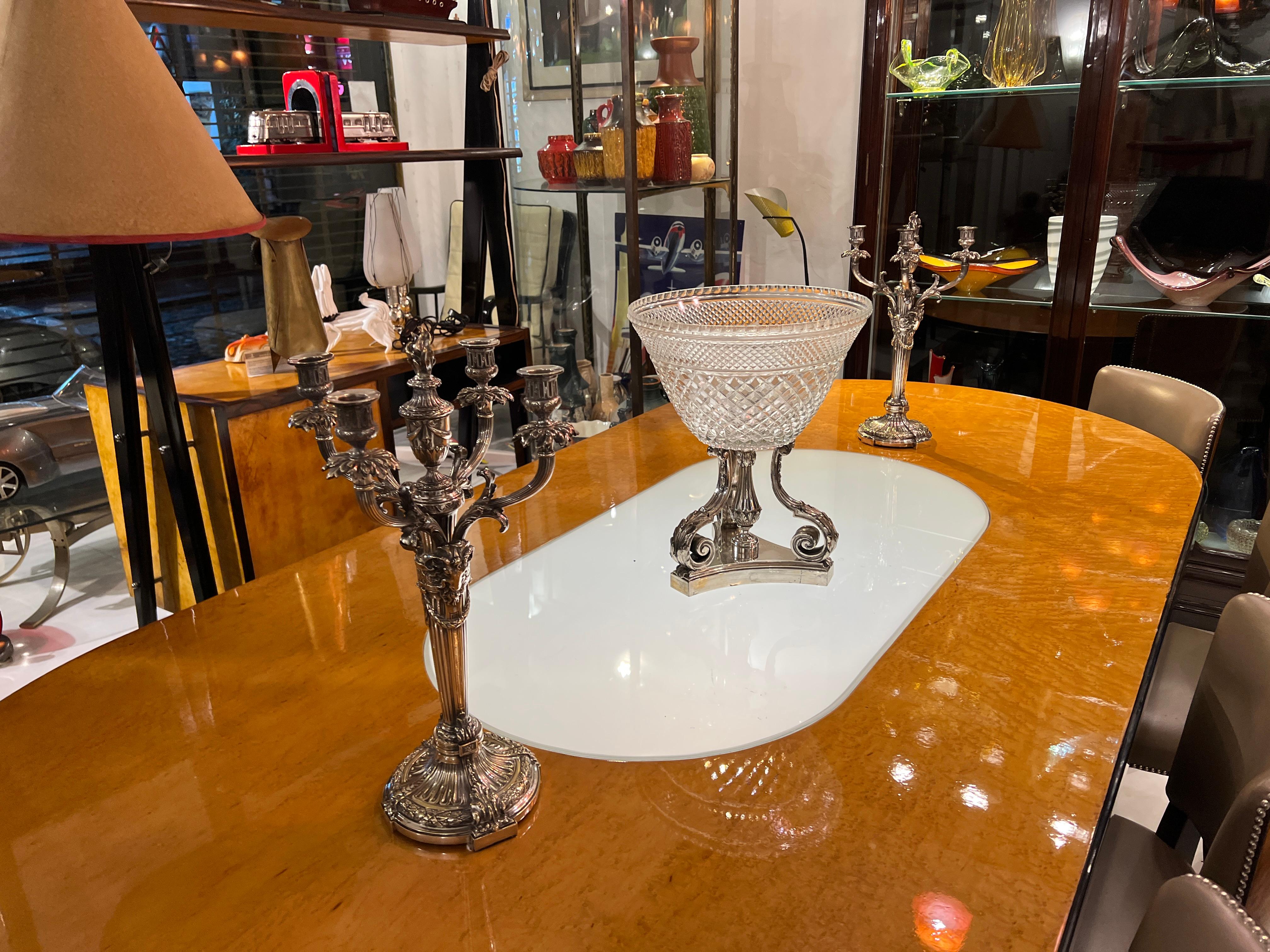 Vaso
Metallo: bronzo placcato argento
Dal 1982 siamo specializzati nella vendita di oggetti in stile Art Déco, Art Nouveau e Vintage. Per qualsiasi domanda siamo a vostra disposizione.
Premendo il pulsante 