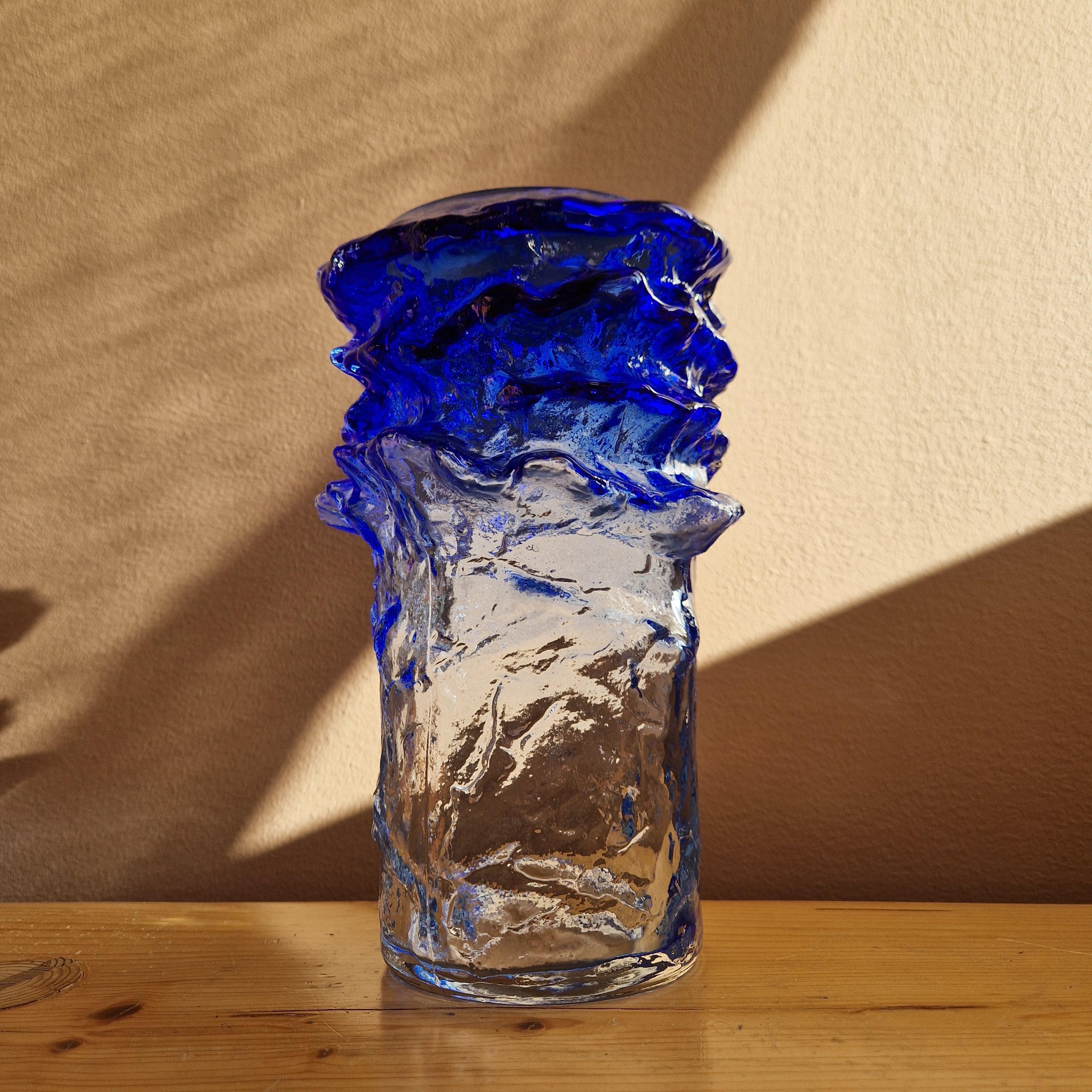 Un vaso di Kai Blomqvist.  Vetro, realizzato per Kumela, Finlandia 1960/70.
Firmato e marchiato Kumela. Buone condizioni. Meravigliosa forma libera, sembra quasi una scultura. I colori vivaci del blu fanno sembrare che sia fatto di un blocco di