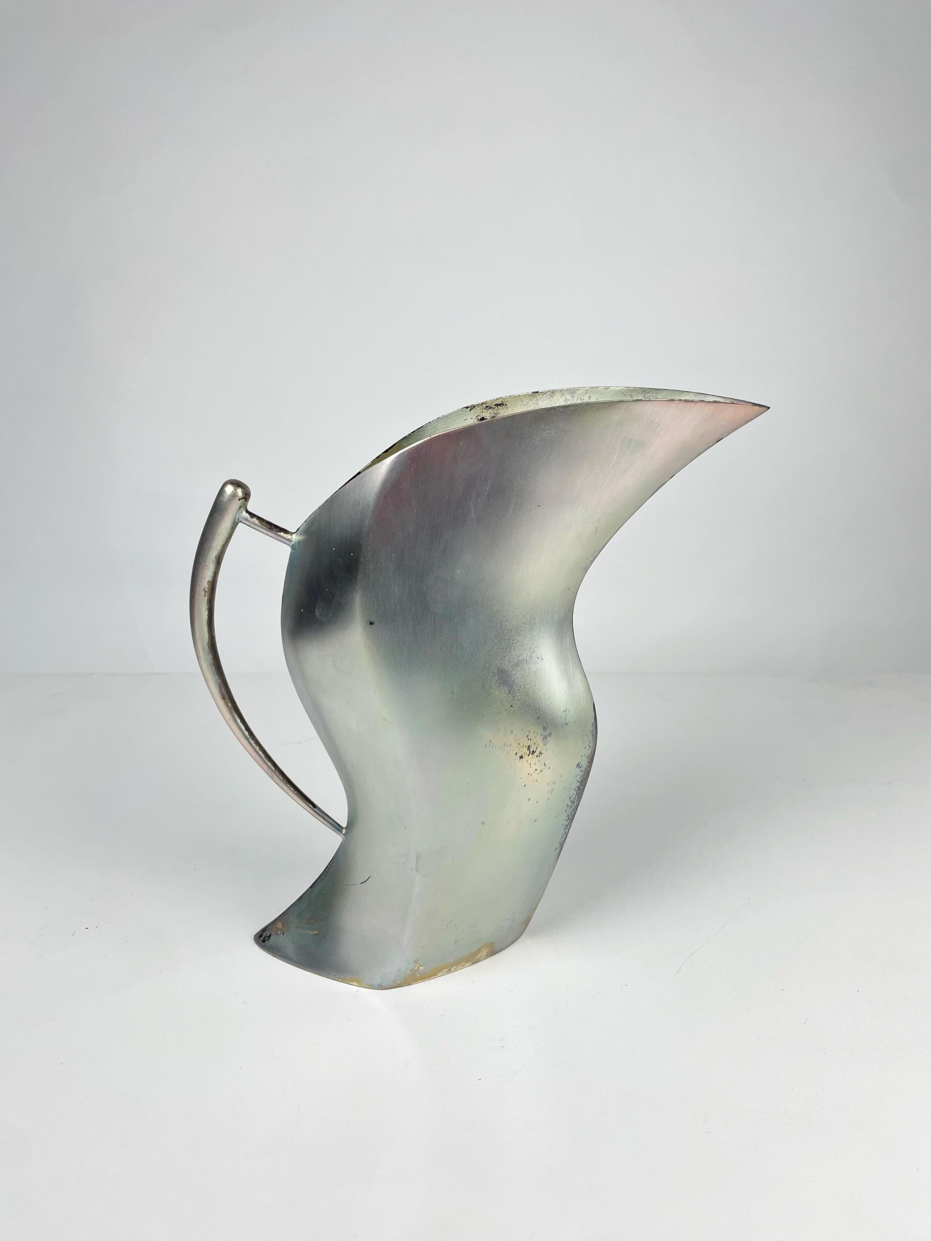 Set bestehend aus einer Vase, einer Karaffe Modell „Simulata“ und einer Karaffe Modell „Instabilia“ entworfen von Massimo Iosa Ghini für die Design Gallery Milano um 1989, hergestellt von Argenteria Merano in Italien aus versilbertem Alpaka. Modelle