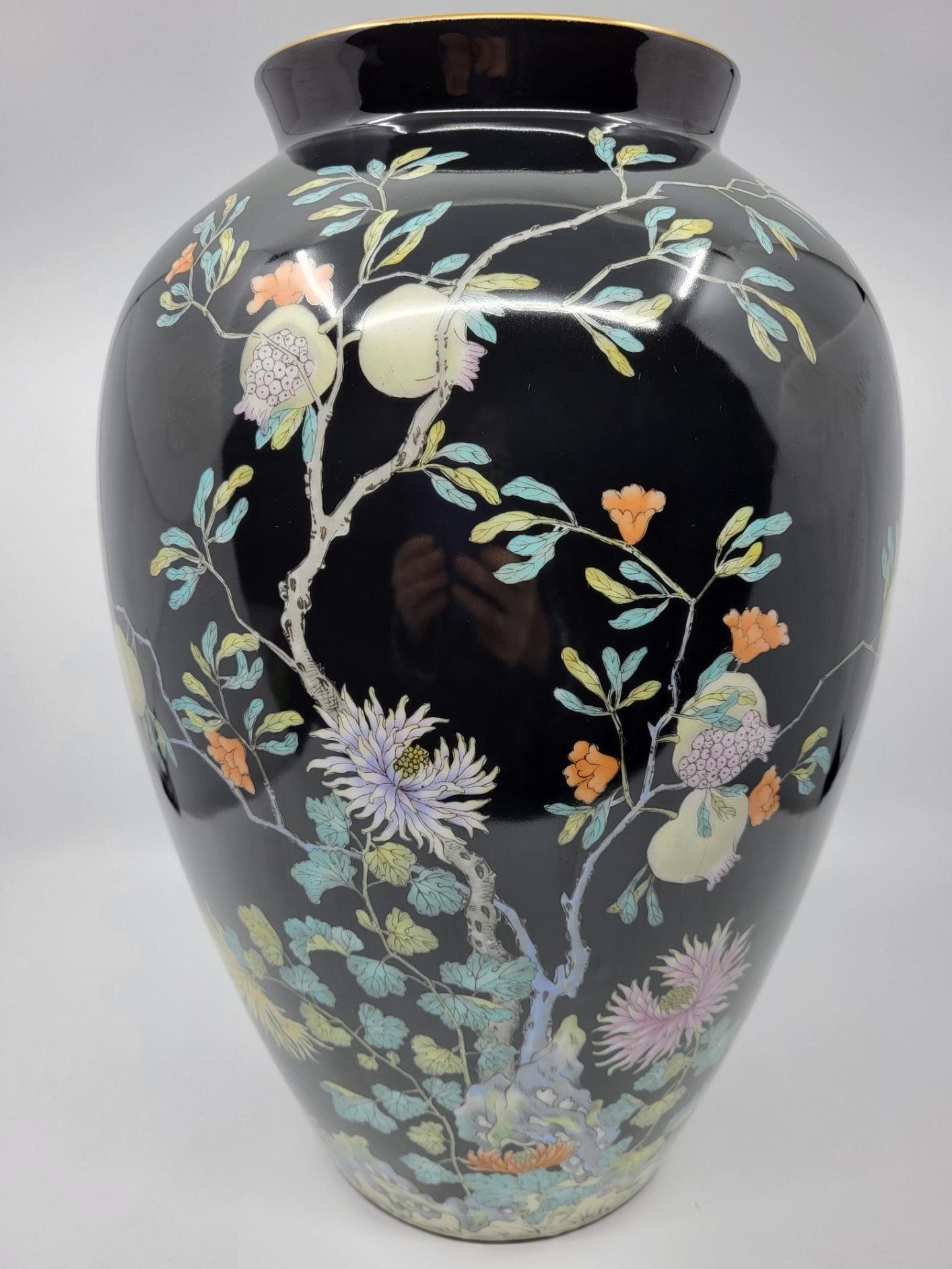 Très grand vase des années 1960, en céramique de Bavière, qui fut transformé en pied de lampe par un professionnel ( petit trou au fond pour pouvoir passer le câble électrique).Il suffit juste de le recâbler.
 Le fond de couleur noir est richement