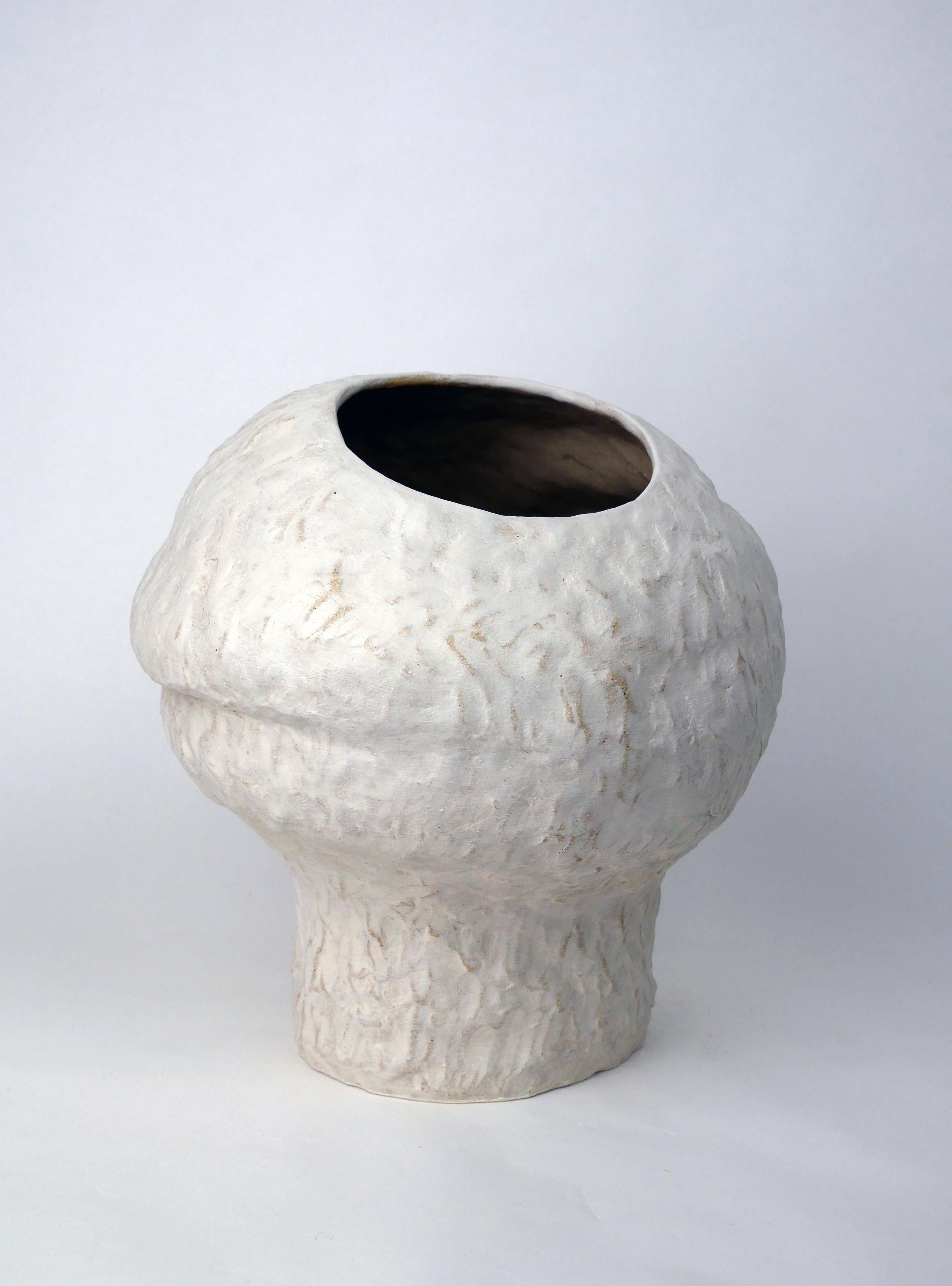 Vase aus weißem Glas, engobiert und umwickelt, 2022
Vase étanche, émaillé à l'intérieur
Einzigartiges Modell, das nach dem Prinzip der Modellierung hergestellt