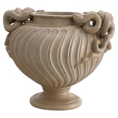 Vase, grand pot en terre cuite dans le goût de la Rome antique, 21e siècle.