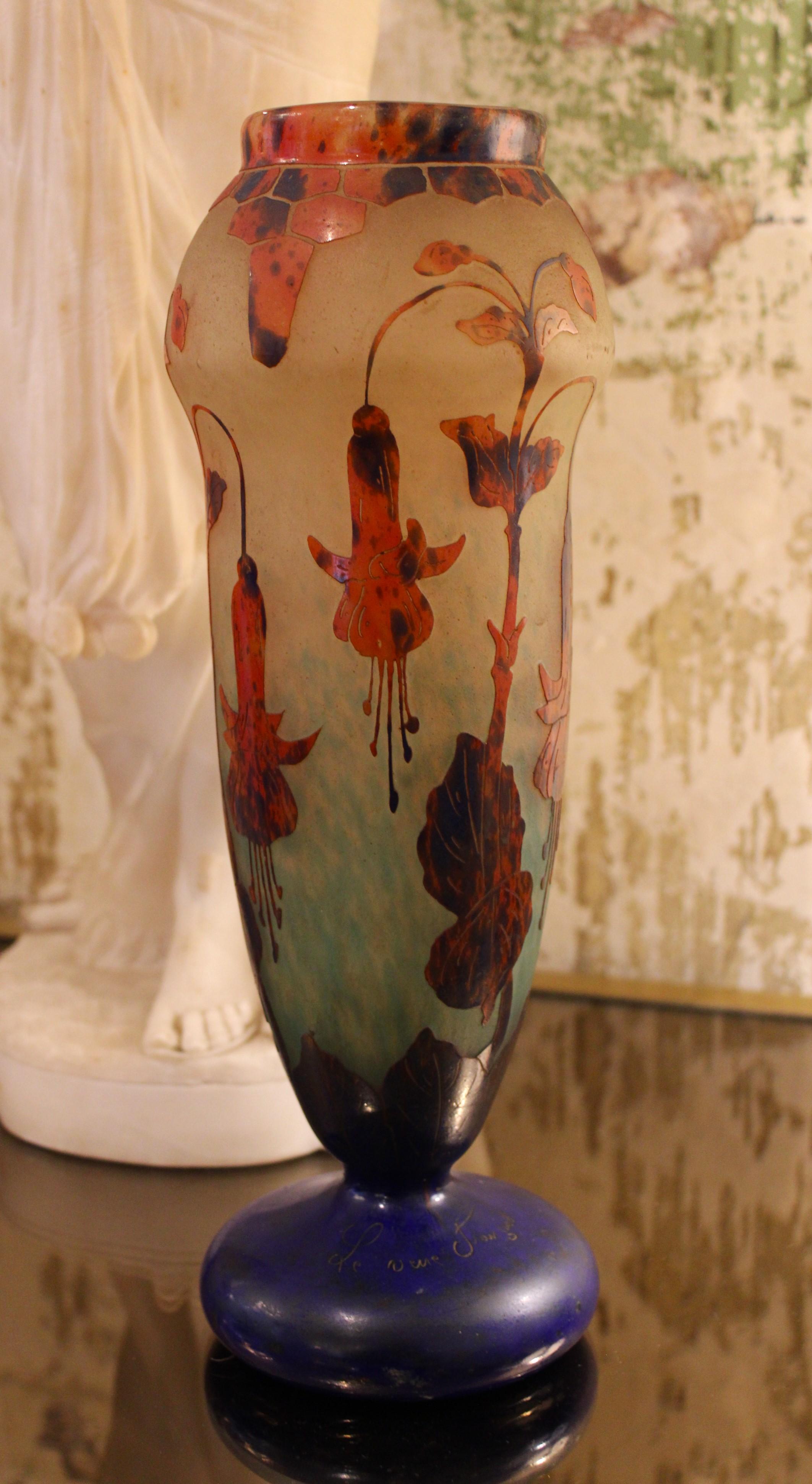 Vase mit Blumendekoration 
Signiert 