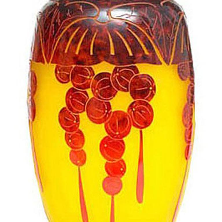 Vaso in vetro sovrapposto e acidato, motivo di fiori a campana, Le Verre Francais, 1930 circa.