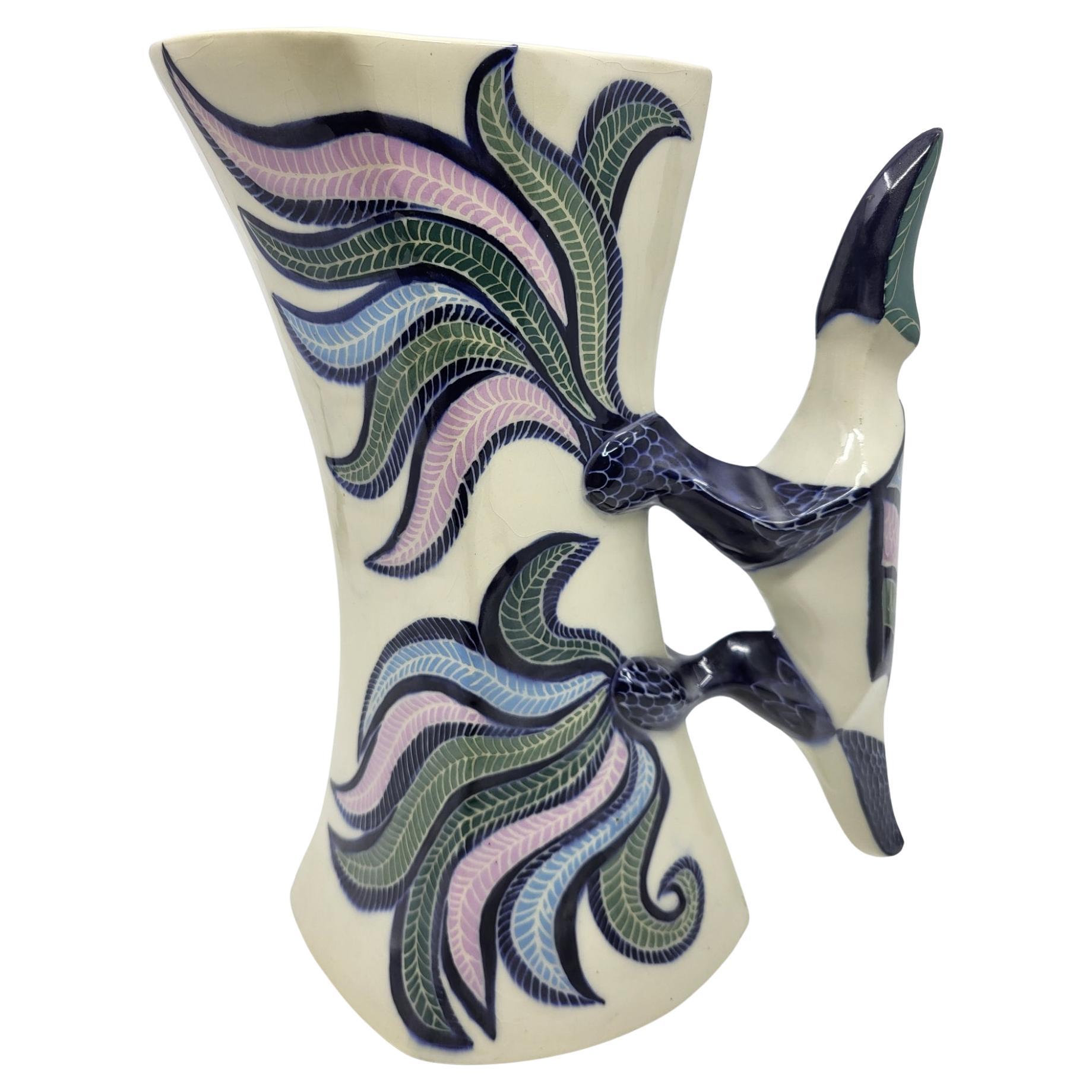 Vase Lézard vers 1970 Gabrielle Mackiewicz en céramique française. Er ist mit einem Dekor aus Lederhaut verziert, das ihm eine intrinsische Textur verleiht, und misst 28 cm, wobei der Sockel einen sichtbaren Glanz aufweist, wie auf den beigefügten