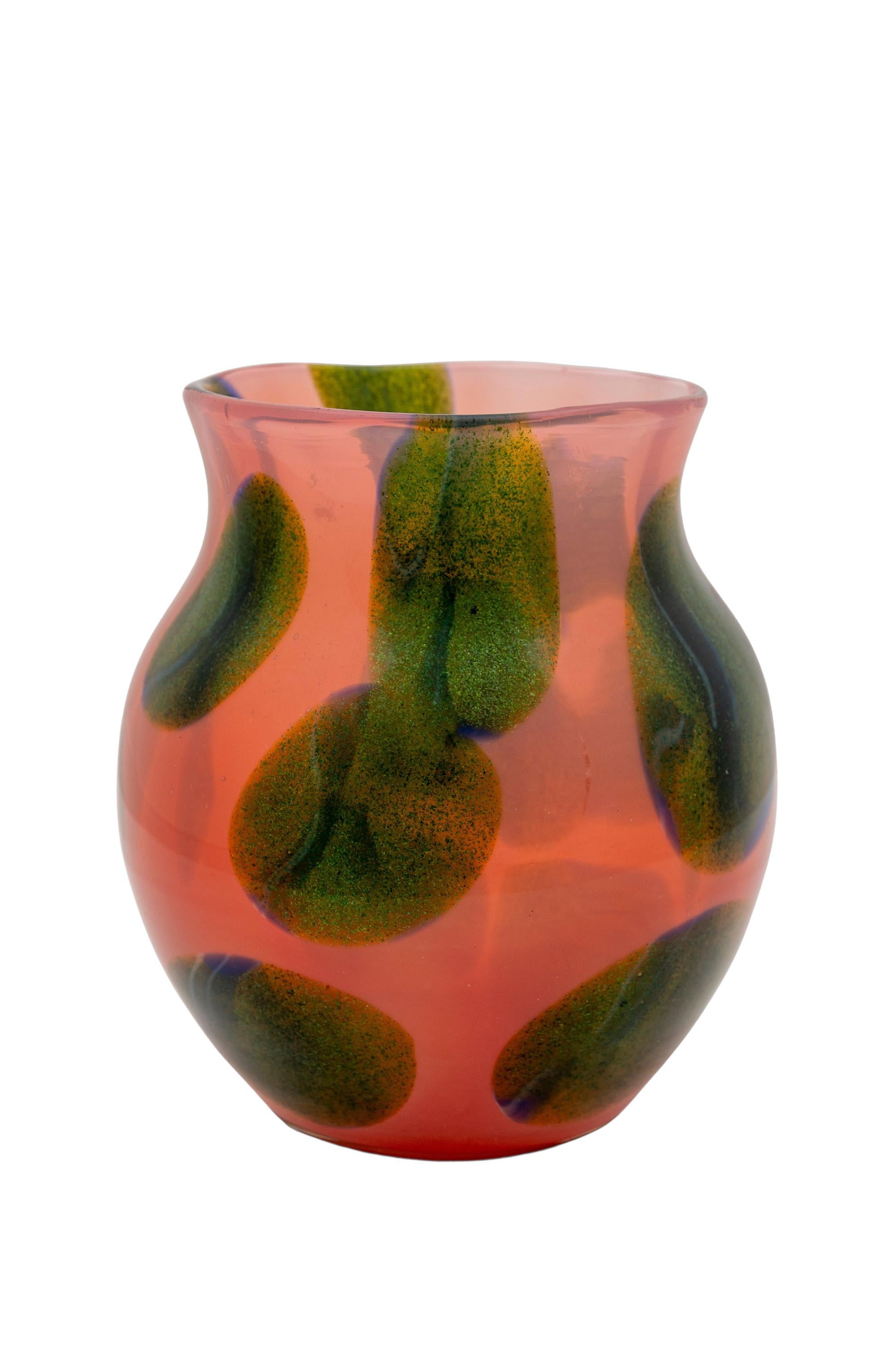 Vase, Johann Loetz Witwe, décoration expérimentale, vers 1907

Cet objet est une particularité absolue dans la gamme de production de la verrerie Johann Loetz Witwe. À première vue, le vase pourrait être confondu avec un produit de Murano, tant la