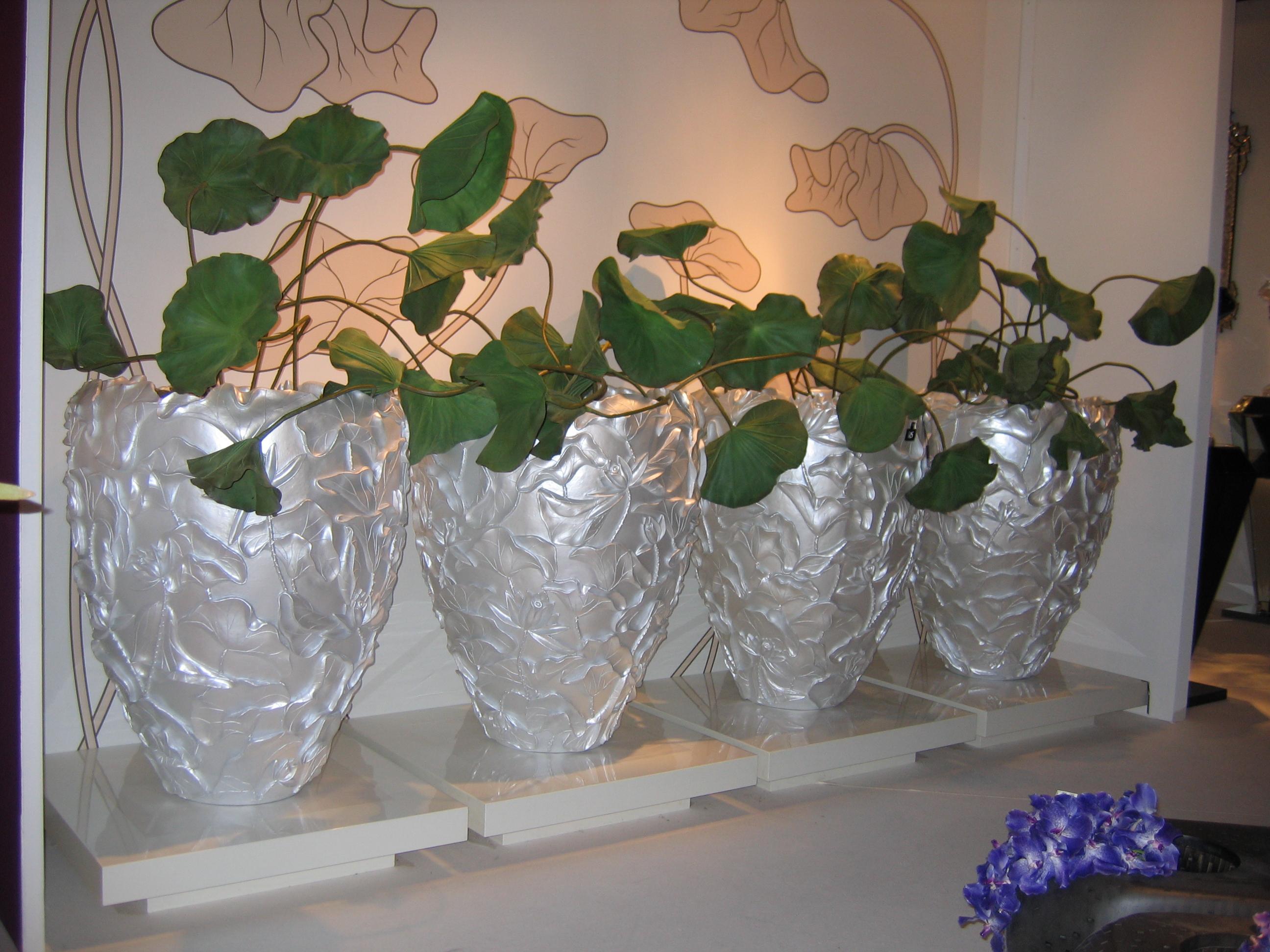 Vase Lotus, in Resin, White Motherpearl Color, Italy In New Condition For Sale In Treviso, Treviso