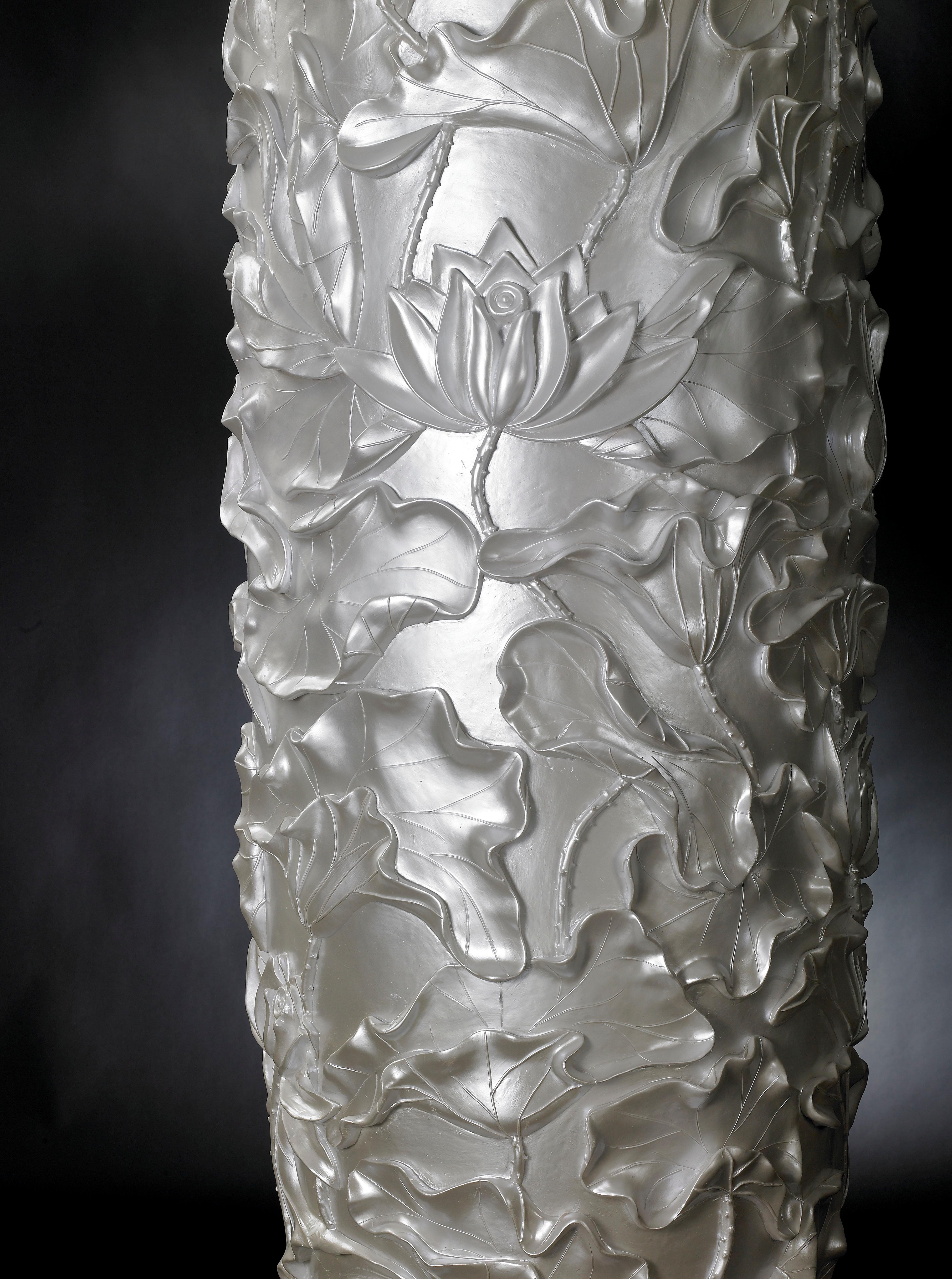 Vase Lotus Obice groß:: aus Harz:: Farbe weißes Perlmutt:: Italien (Moderne) im Angebot
