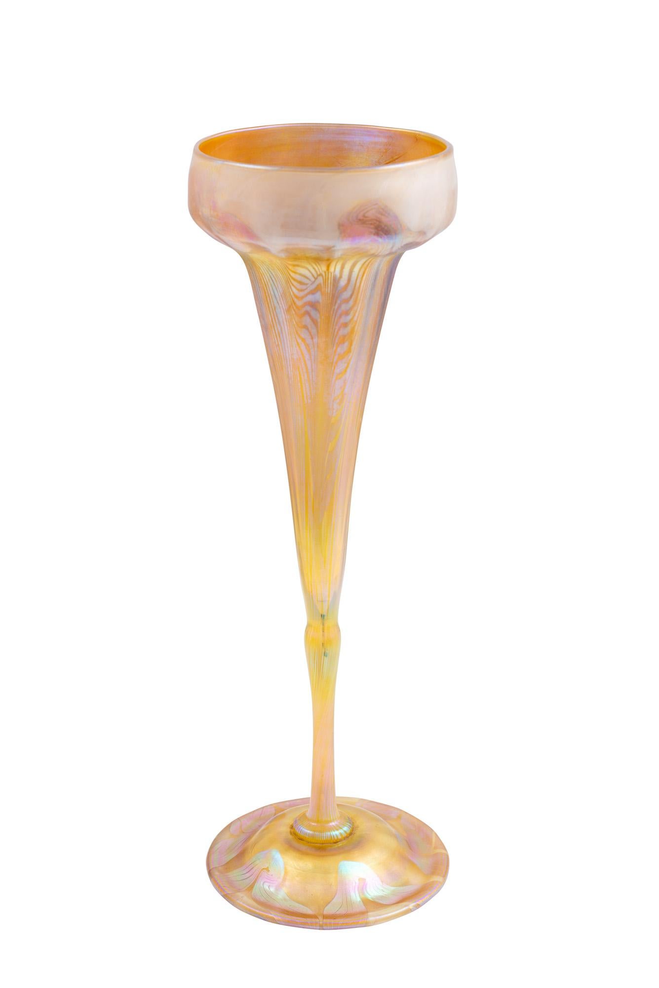 Vase Louis Comfort Tiffany Schillerndes Favrilglas 1896 Amerikanischer Jugendstil

Die Firma Louis Comfort Tiffany war um die Jahrhundertwende eine der wichtigsten und berühmtesten Kunstmanufakturen in Amerika. Neben den berühmten Lampen und den