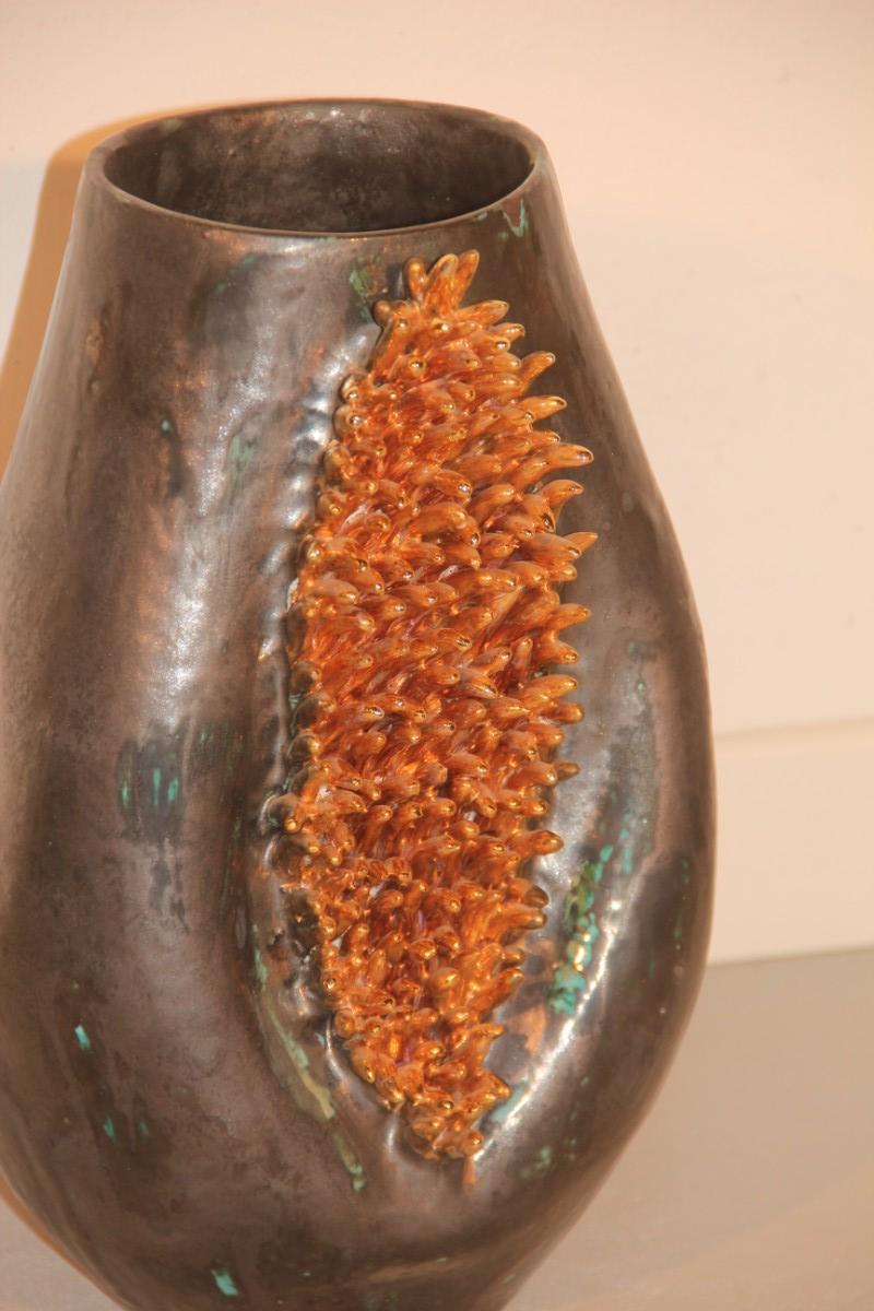Vase particulier et spécial en émaux lustrés avec des décorations de paillettes d'or liquide design italien, années 1970.