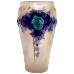 Vase „Masken“ aus Glaspastell, Violett, Türkis und Weiß von Gabriel Argy-Rousseau 
