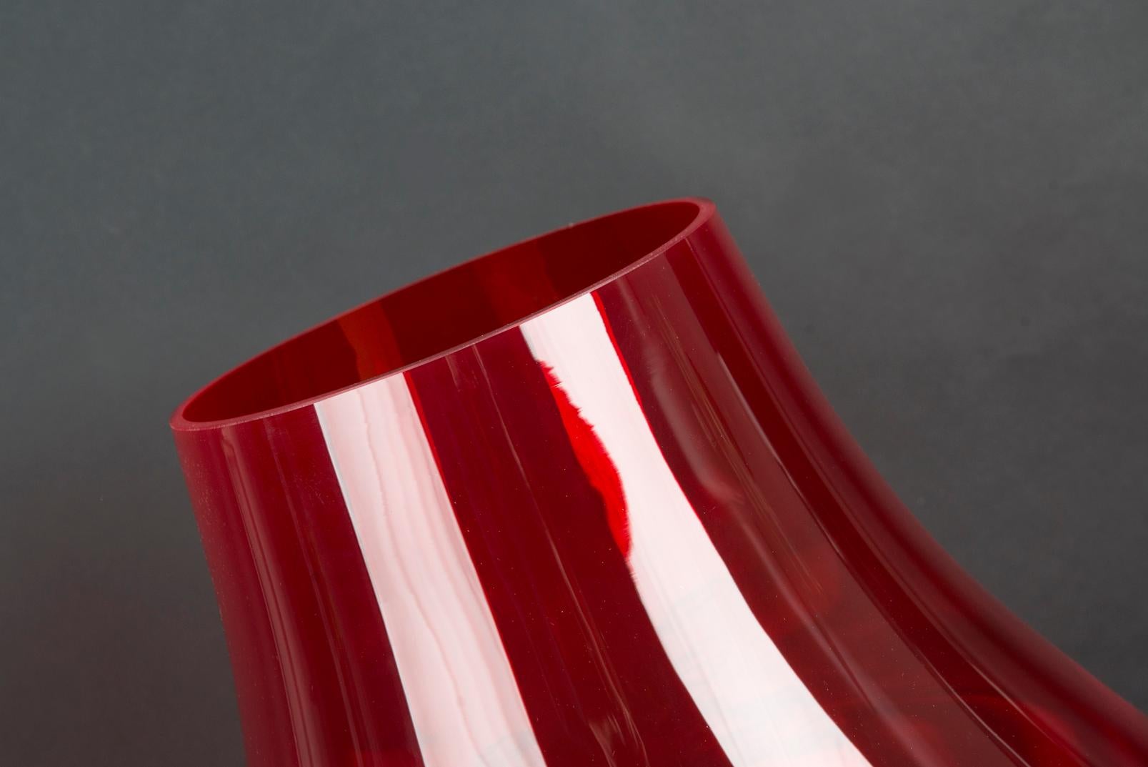 Vase Maxi Minimes Rot:: aus Glas:: Italien (Moderne) im Angebot