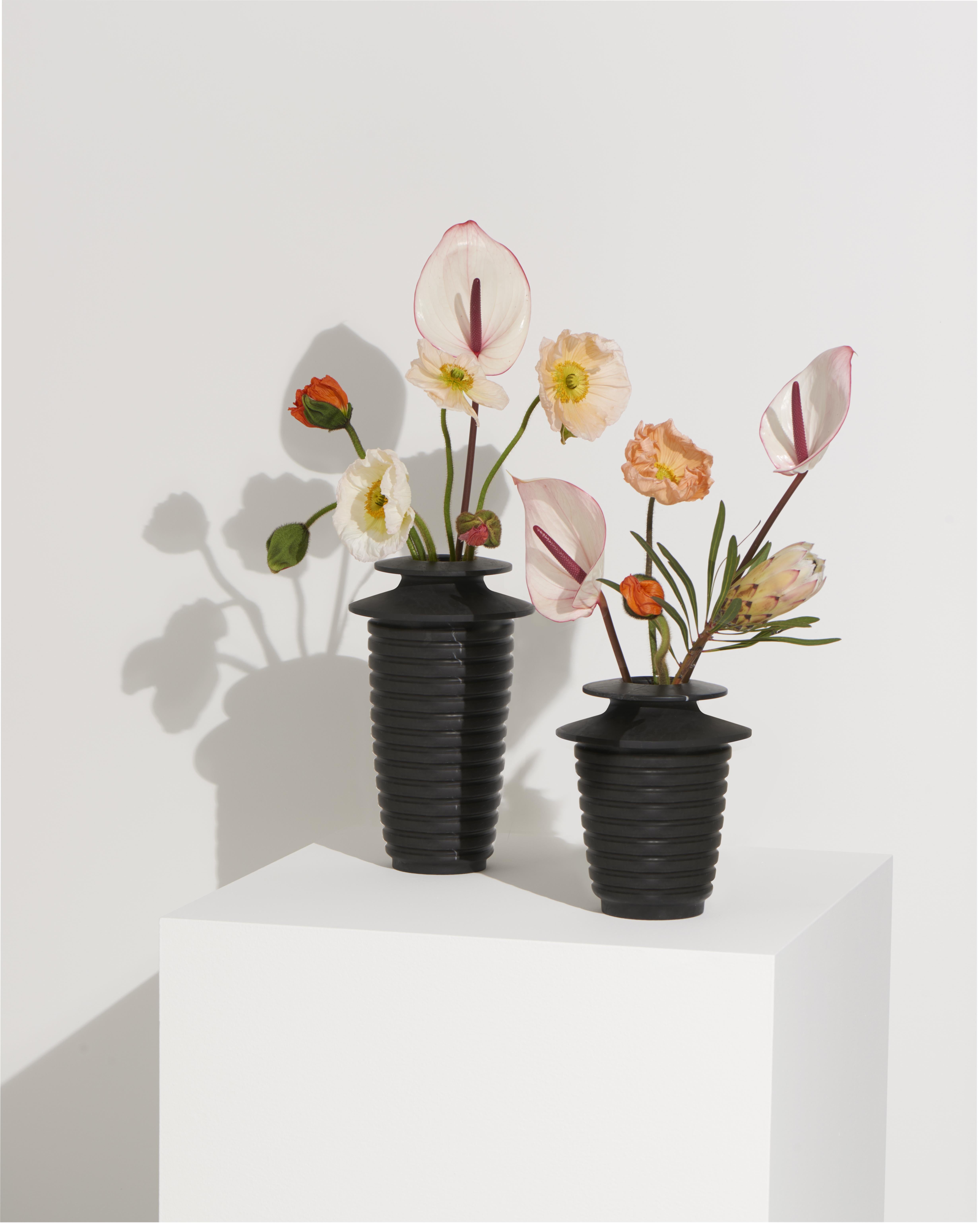 Moderne Vase moderne neuf en marbre noir Marquinia, créateur Ivan Colominas en vente