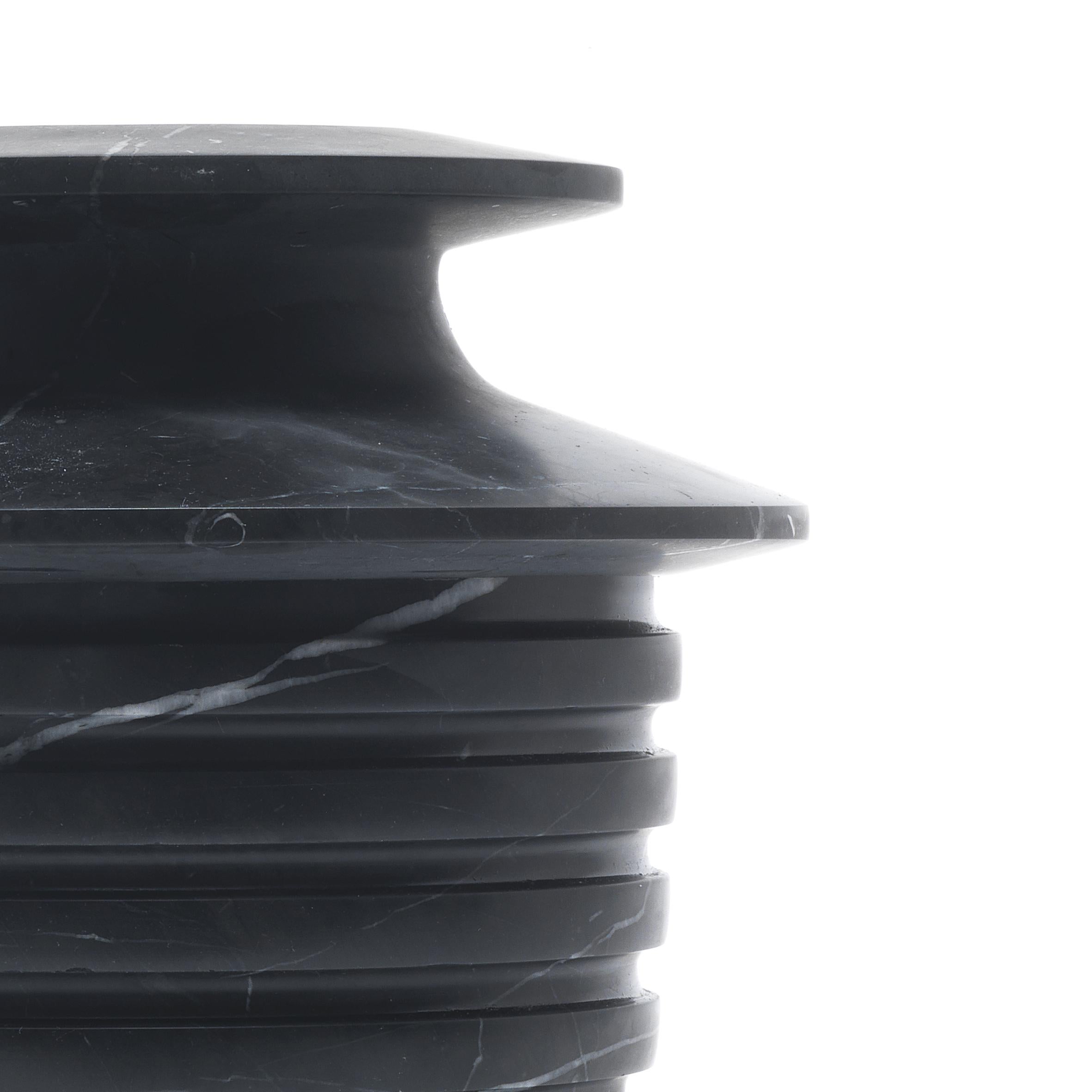 Moderne Vase Medium aus schwarzem Marquinia-Marmor, Schöpfer Ivan Colominas (21. Jahrhundert und zeitgenössisch) im Angebot