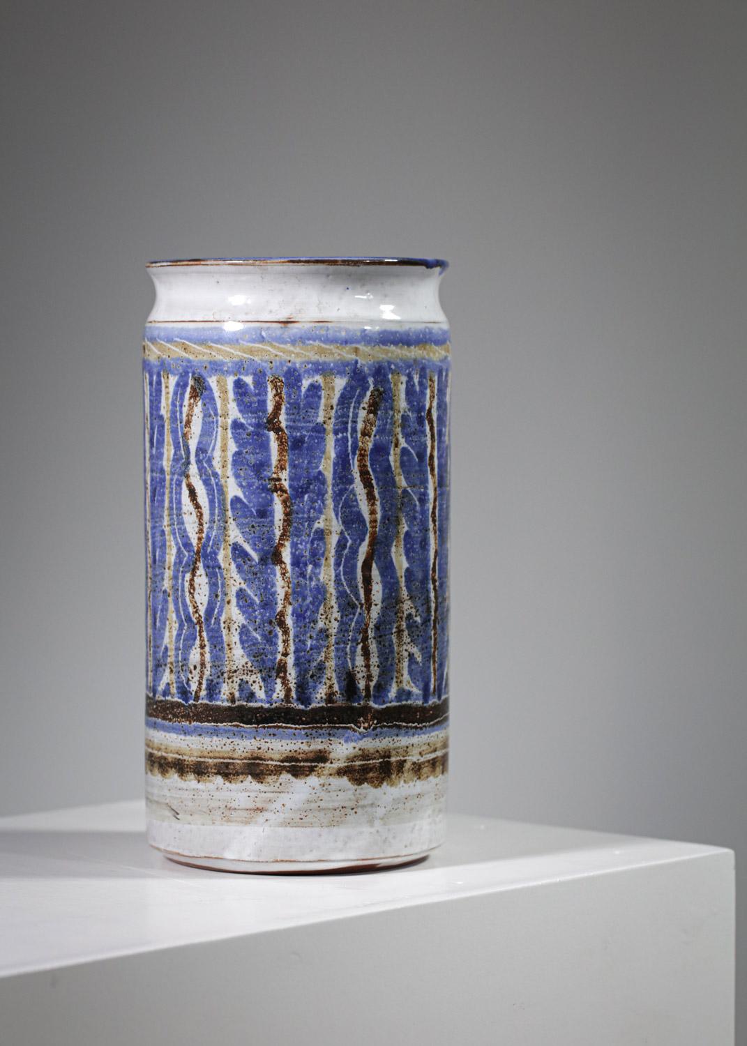 Vase des années 50 du céramiste français Michel Barbier. Vase cylindrique émaillé de couleurs bleu, beige et brun. Motifs décoratifs sur l'ensemble du vase. Très bon état vintage, à noter un éclat sur le bord (voir photos). 
