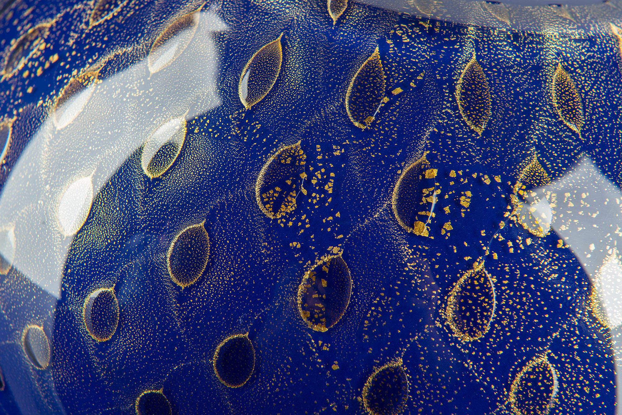 Vase Mocenigo-Kugel, Muranesische Kugel, Gold 24-Karat und Blau, Italien (Moderne) im Angebot