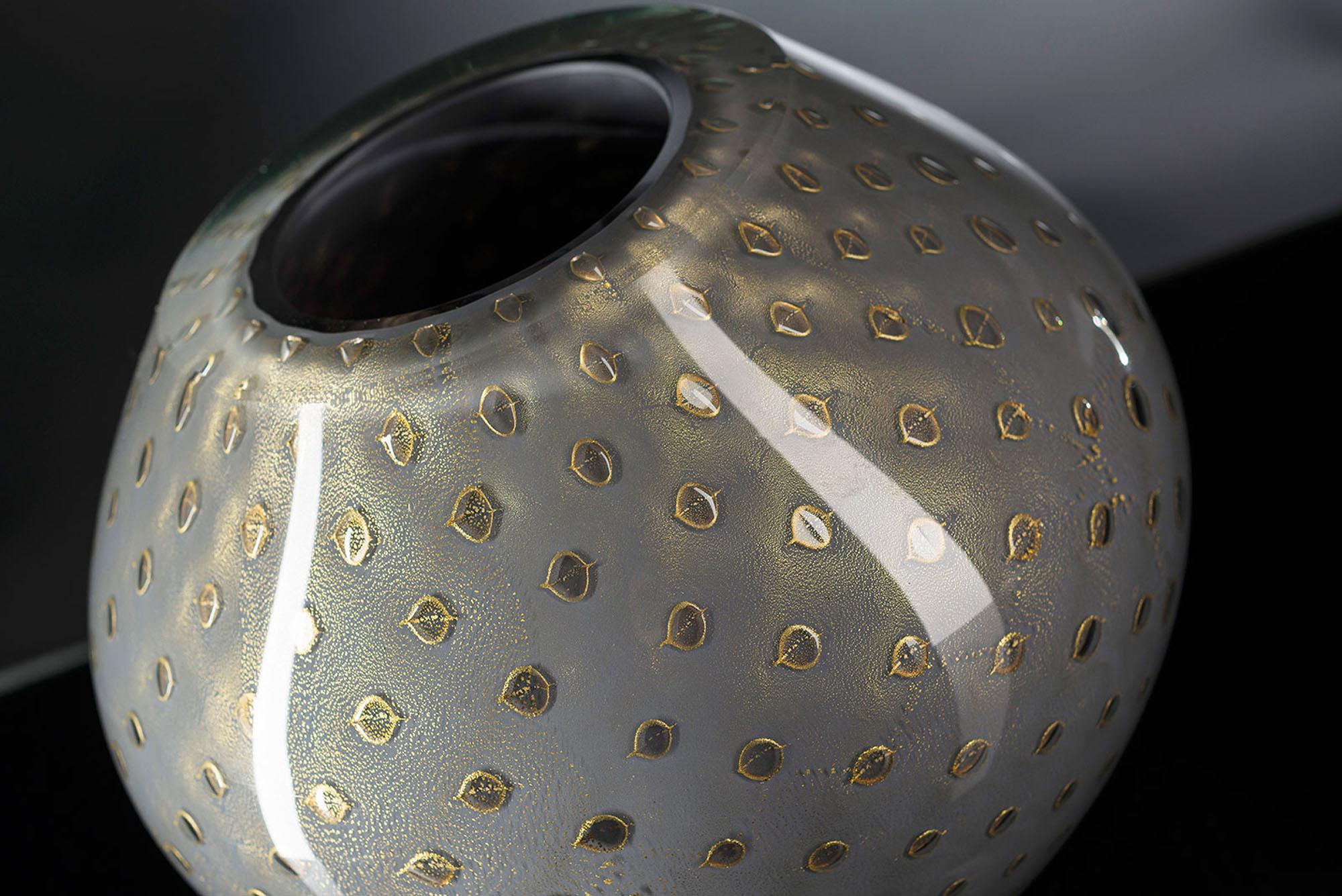 Vase Mocenigo-Kugel, Muranesische Kugel, Gold 24-Karat und Hellgrau, Italien (Moderne) im Angebot