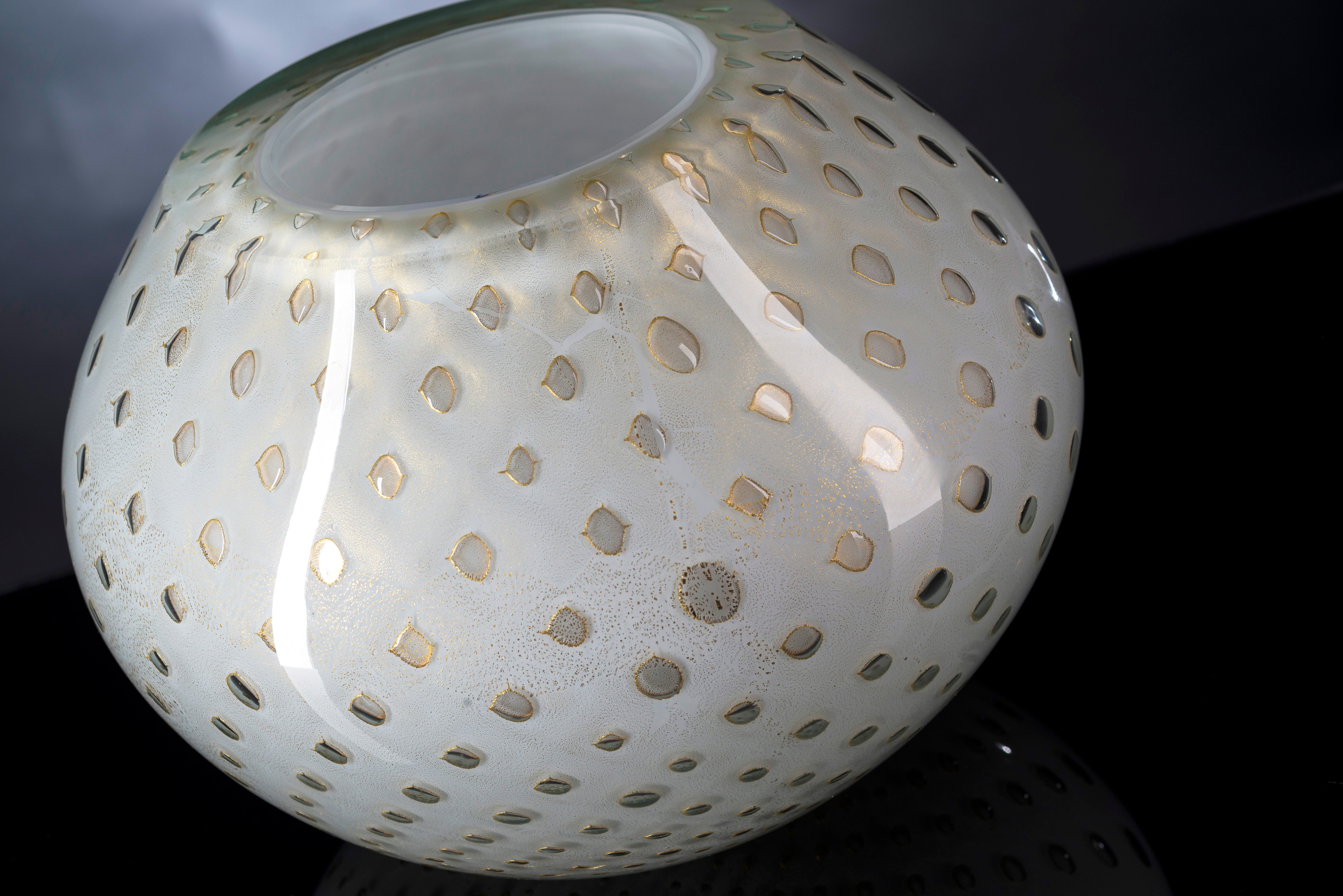 Modern Vase Mocenigo Sphere, Muranese Glass, Gold 24-Karat and White, Italy For Sale