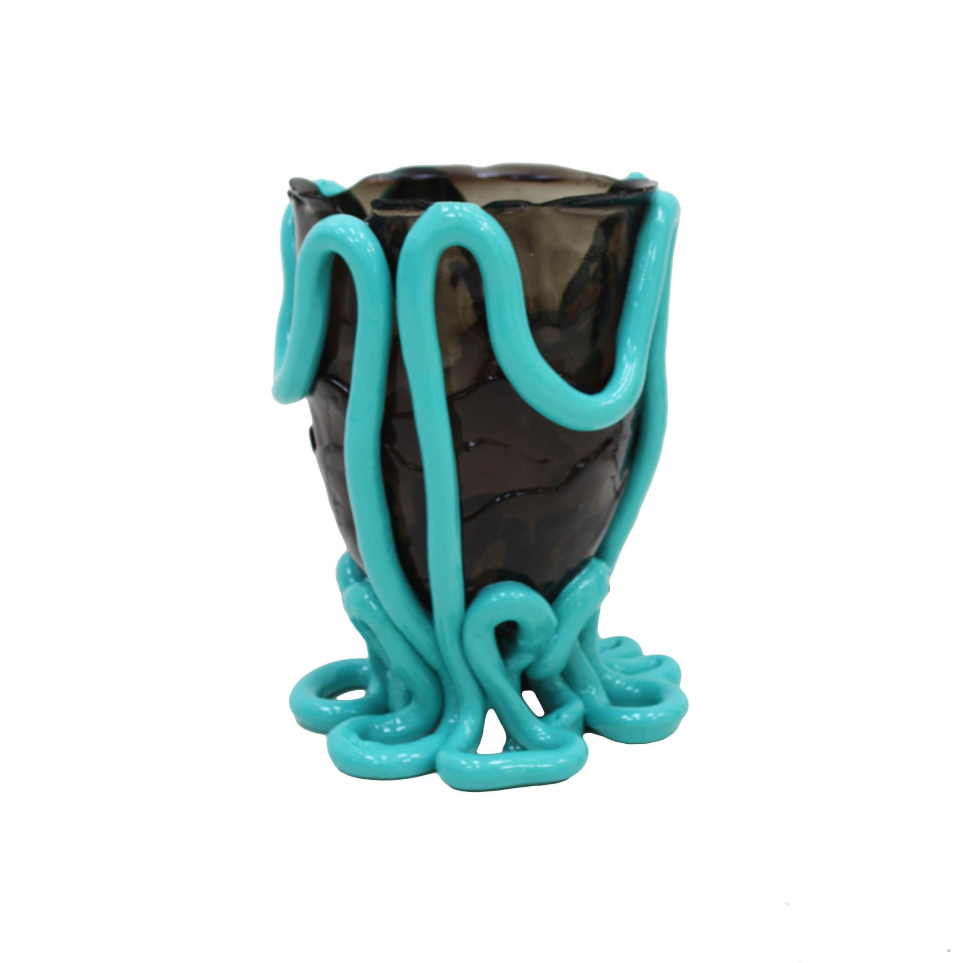 Vaso contemporaneo disegnato da Gaetano Pesce nel 1995 ed edito da Fish design. Realizzato in resina blu fumé e turchese opaco. Pezzo unico. Italia

Misure: Diametro 22cm x H. 36cm

 

Bibliografia

Pabellón Rosa. Gaetano Pesce. Catalogo