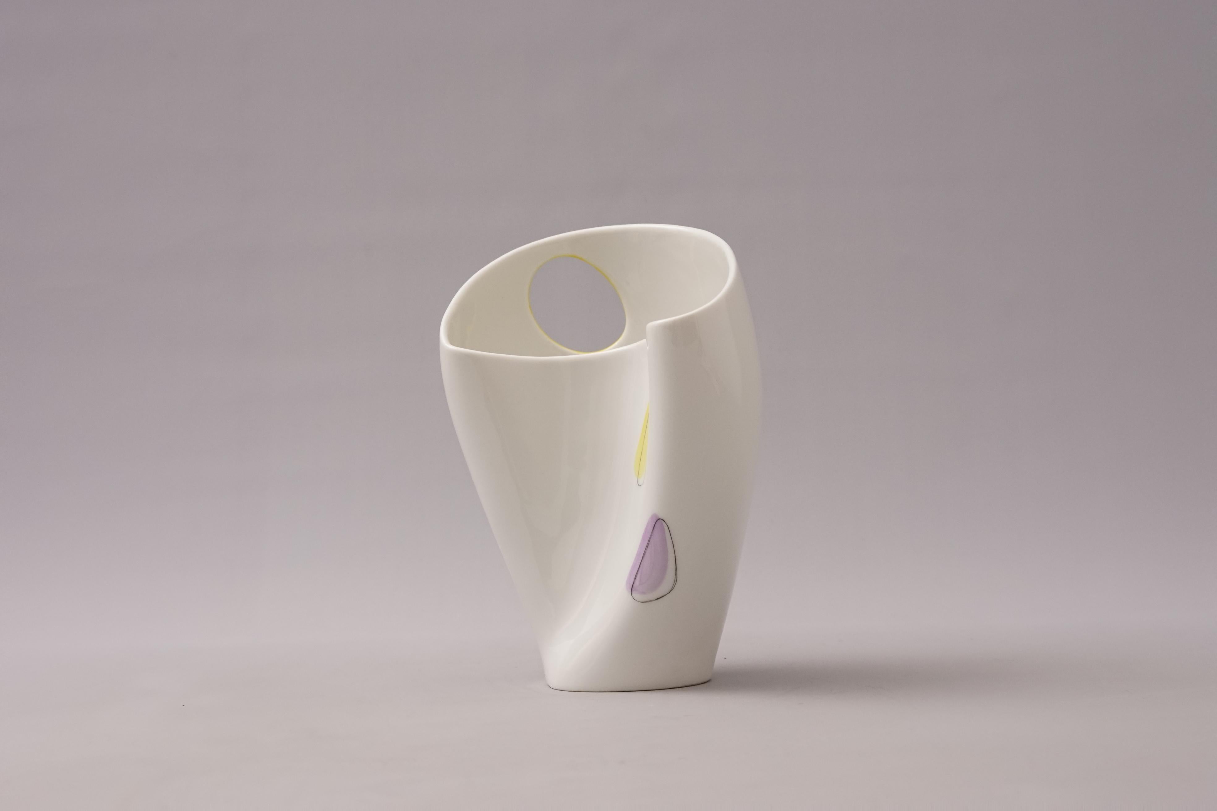 Beathe Kuhn (1927-2015) fue un ceramista y escultor de cerámica alemán. Diseñó jarrones de porcelana asimétricos para la fábrica de porcelana Rosenthal AG entre 1953 y 1957. Sus obras se encuentran hoy en los museos más renombrados del mundo, como