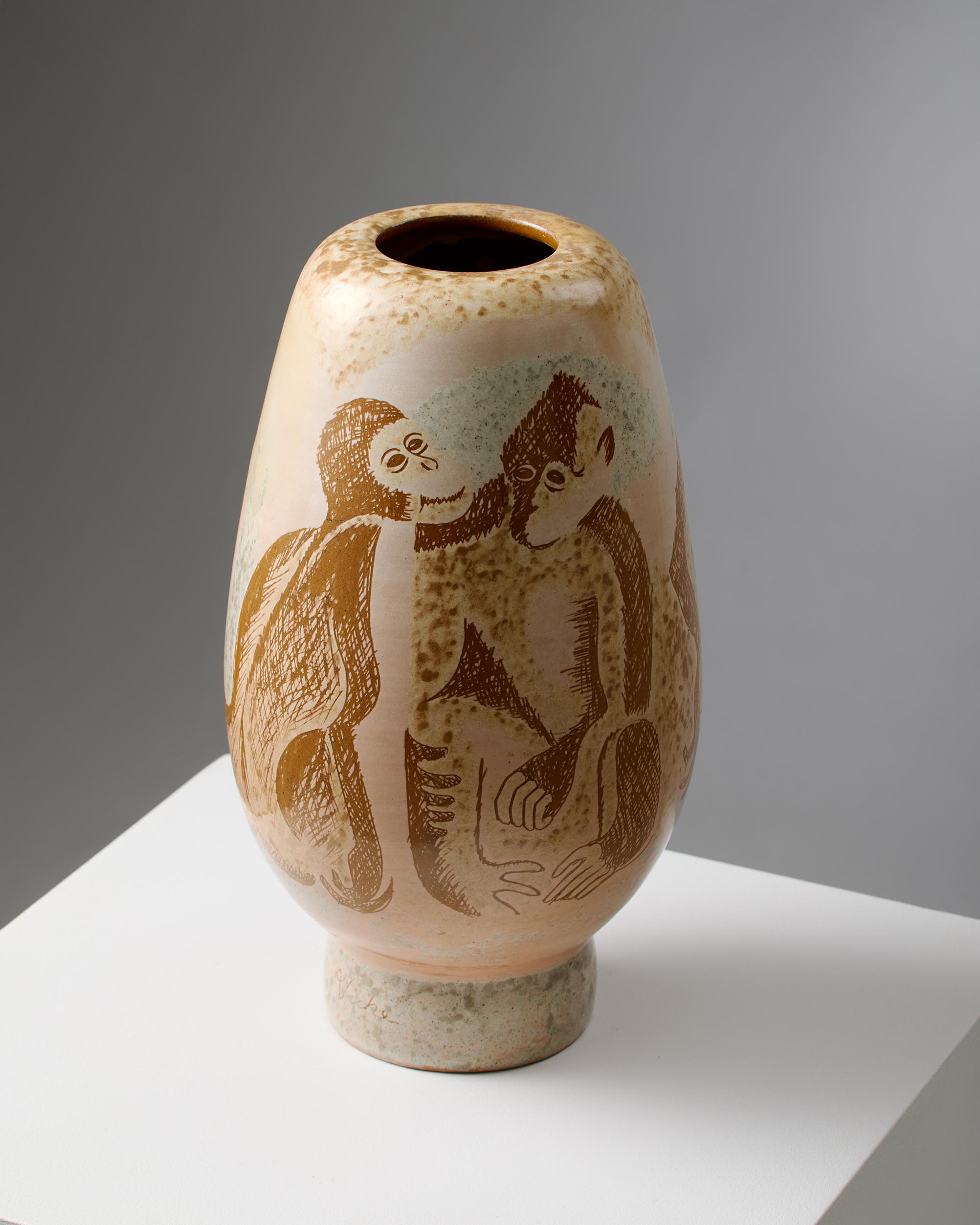 Mid-20th Century Vase model 352 designed by Vicke Lindstrand, Sweden, 1944-48. For Sale