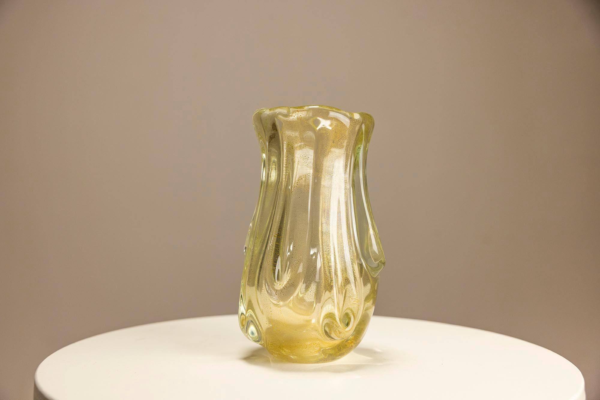 Vase model 3627 in topazio oro,induto. By Flavio Poli for Seguso vetri d'arte.This Murano glass Vase named model 3627 in topazio oro, designed by Flavio Poli for Seguso vetri d'arte, stands as a timeless testament to the exquisite craftsmanship of