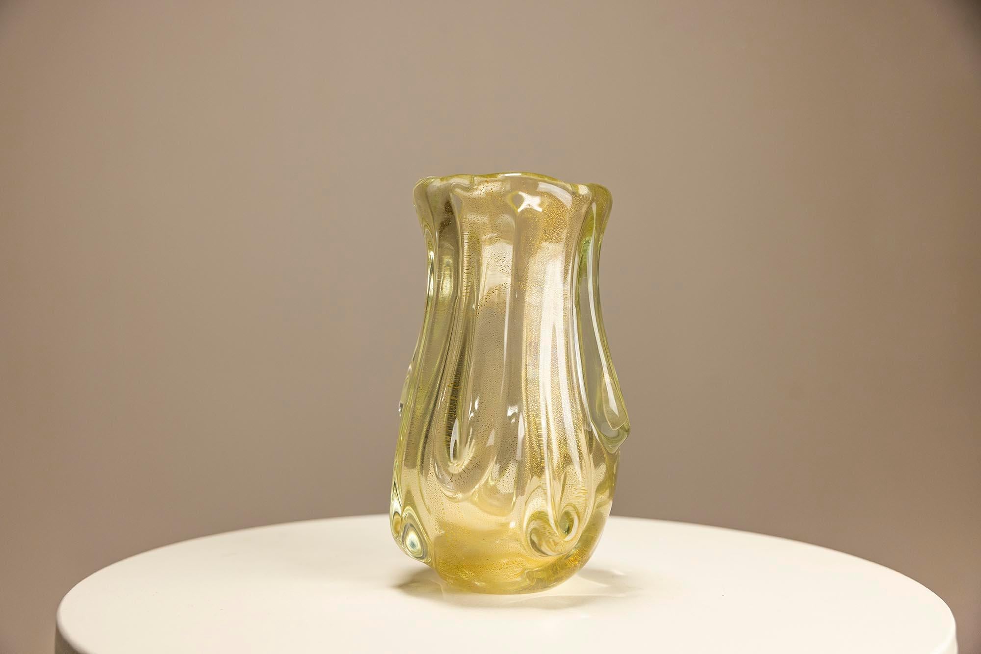 Vaso modello 3627 in topazio oro, induto. Questo vaso in vetro di Murano modello 3627 in topazio oro, disegnato da Flavio Poli per Seguso Vetri d'Arte, è una testimonianza senza tempo della squisita maestria dei vetrai di Murano. Realizzato nel 1937
