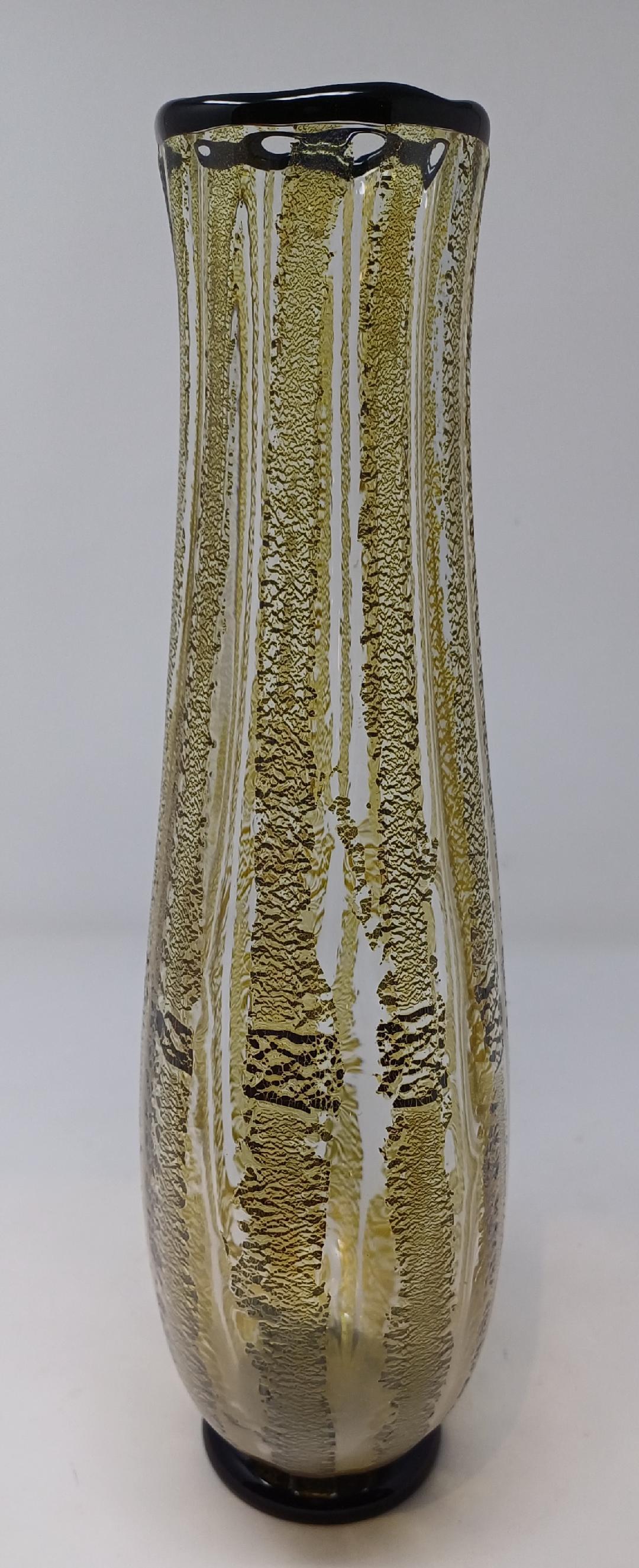 Vase décoré de feuilles et de poudre d'or, réalisé par Seguso Viro en 1999. Signé à la base.