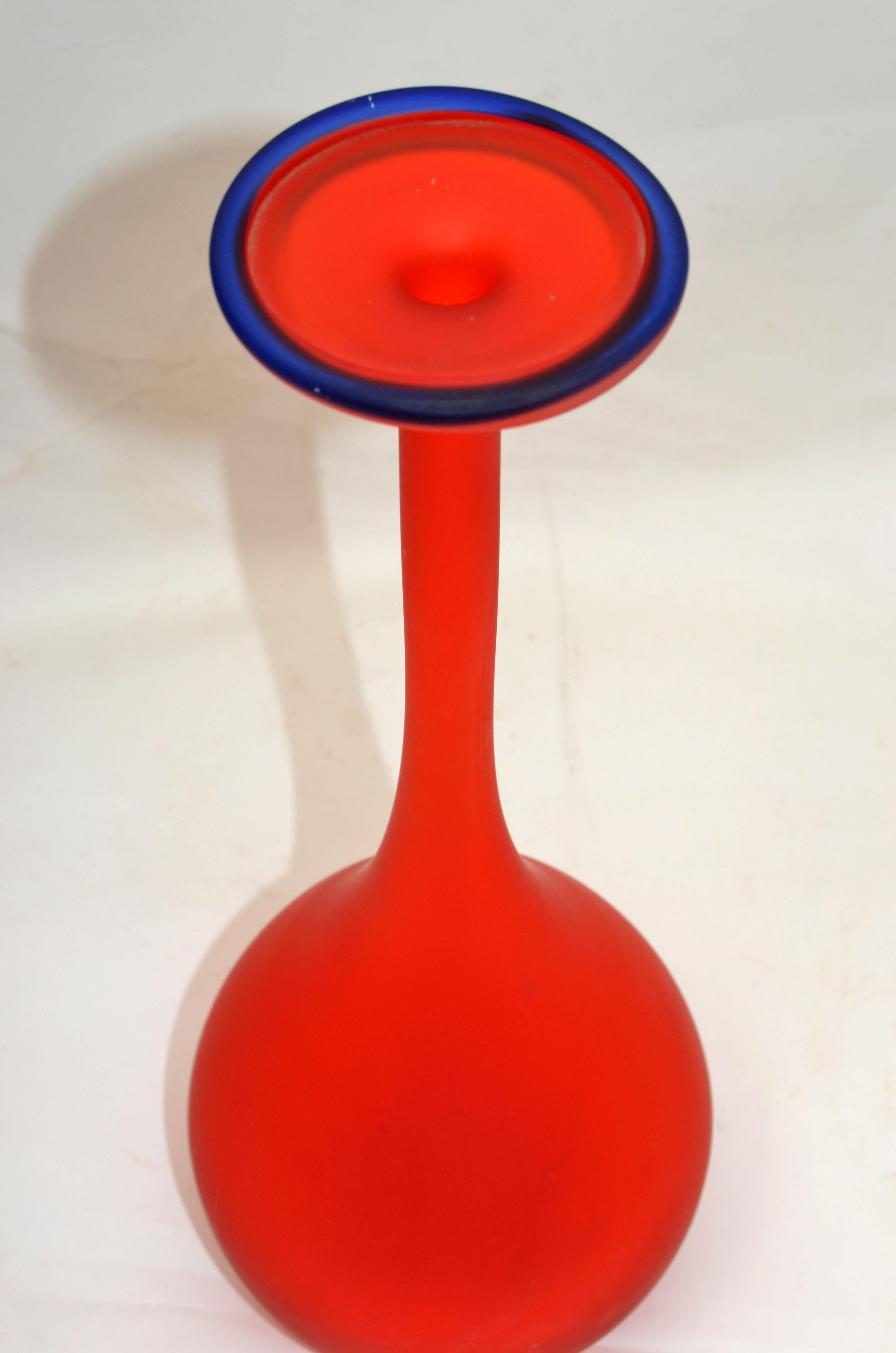 Vases à bourgeons rouges et bleus translucides de style Moretti, Italie Bon état - En vente à Miami, FL