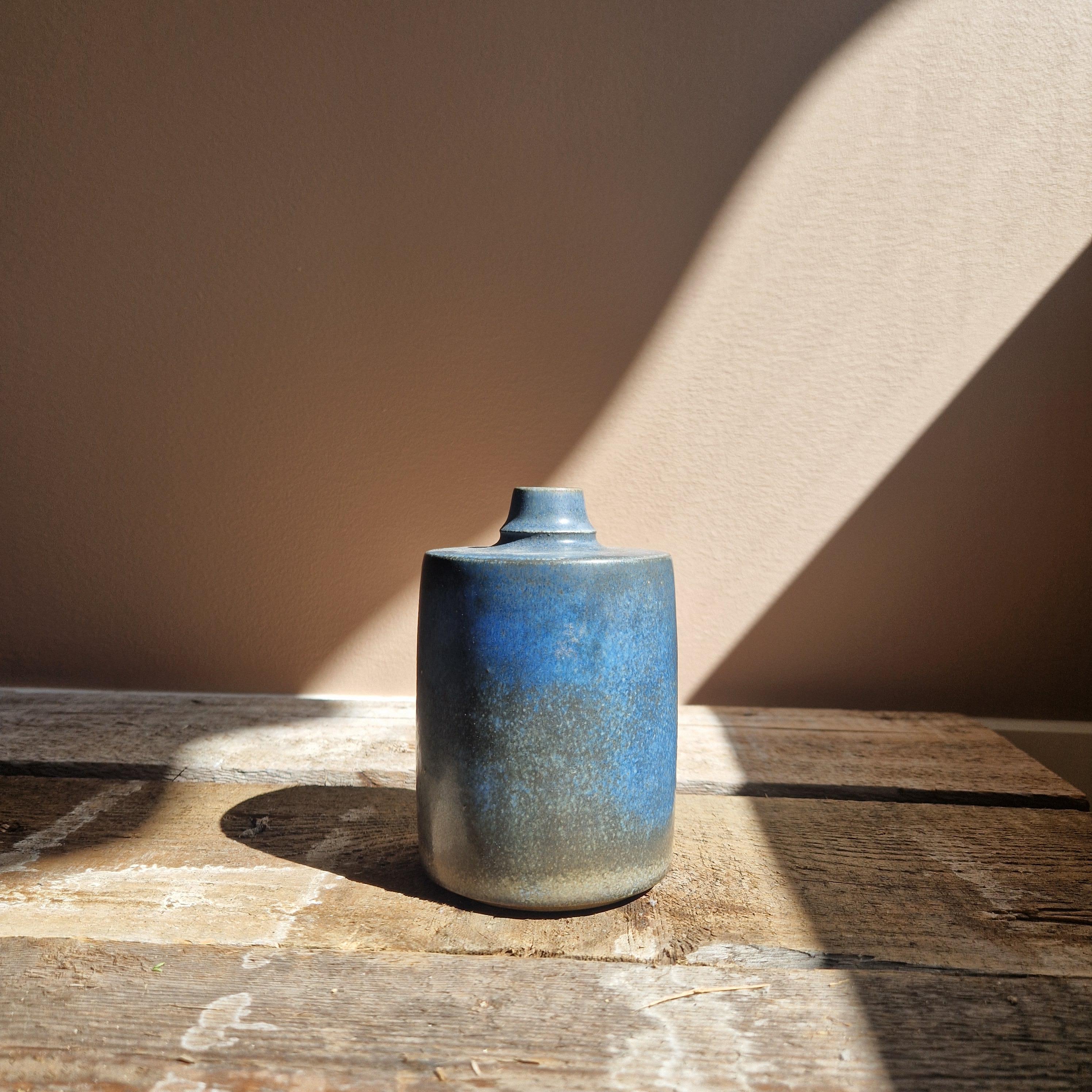 Un vaso unico di Munk Keramik, Enköping, Svezia. Realizzato negli anni '50. Gres smaltato. 
Buone condizioni. Con marchio del produttore.